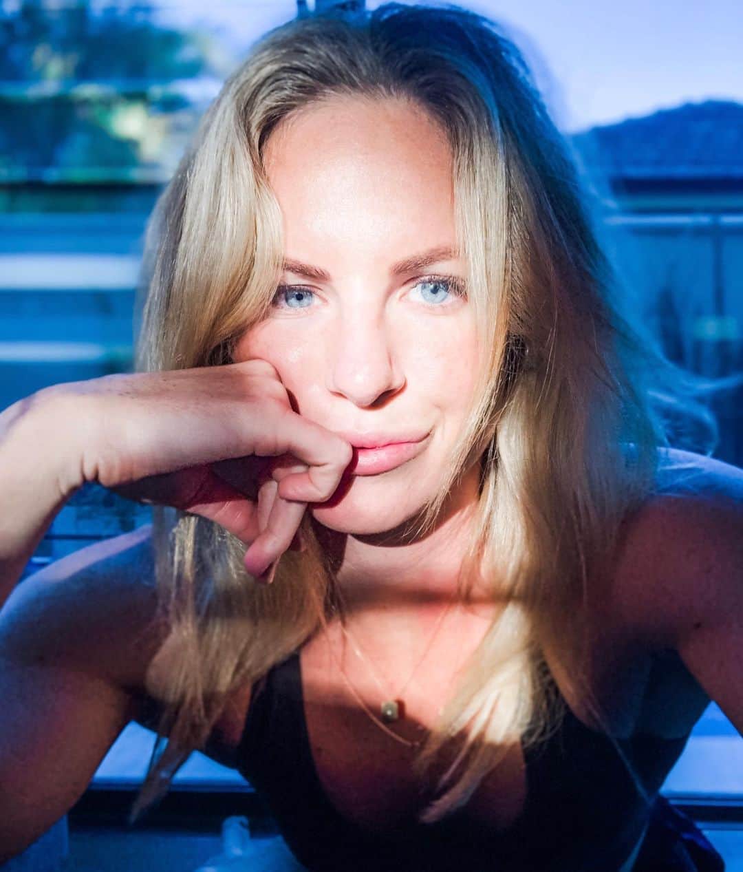 エミリー・シーボームのインスタグラム：「Pretty rude that it’s not Friday, but ok.  #blueeyes #monday #newweek #brisbane #sun」