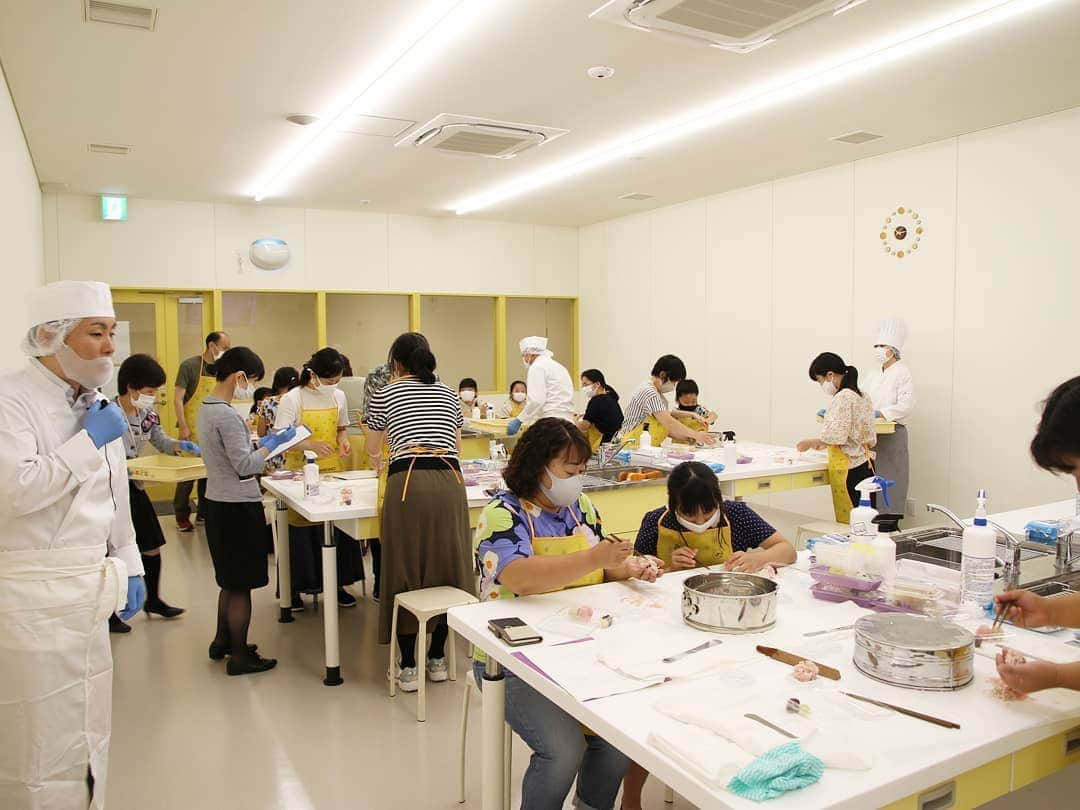 月化粧さんのインスタグラム写真 - (月化粧Instagram)「和菓子作り体験教室🌙 . 青木松風庵のお菓子作りを体験できるお菓子教室が、8月のお盆明けからスタートしています。  昨日は和菓子作り体験で、 18名様がご参加くださいました。 . . レッスンメニューは 季節のフルーツ大福・上用饅頭・上生菓子。 . まず、職人さんのお手本をみていただき、 実際に皆さんにもやっていただきます。  お手本の職人さんはあっという間に包みますが、実際にやってみると餡がはみ出てしまったり、きれいに丸くならなかったり…💦 . でも何個か包むうちにコツを掴んだようすで、 皆さん楽しそうに作られていました♪ . そして出来立てはその場で試食！ 出来立ての、しかも自分で作ったお菓子の味は格別ですね💕 . . ご自宅でケーキや洋菓子は作っても、和菓子を作る機会は少ないのではないかと思います。 上用生地やねりきりなど、なかなか触れることのない材料を使った体験で、皆さんの楽しそうな笑顔が印象的でした。  夏の思い出の1つになれば幸いです🌻 . . . 和菓子作り体験教室(予約制) . ◆開催日時：毎週水曜・日曜14:00～16:00 ◆定員　　：20名様 ◆参加費　：お一人様2,500円(税込) ◆開催場所：月化粧ファクトリー2階お菓子教室 . 月化粧ファクトリー公式サイトの 専用ページからご予約ください。 https://tsukigesho.com/factory/ . . . 月化粧ファクトリー 〒599-0203 大阪府阪南市黒田453-15 TEL 072-470-2525 (お問合は072-492-2525まで) . . . #お菓子教室 #和菓子教室 #体験教室 #月化粧ファクトリー #工場見学 #青木松風庵 #月化粧  #おうち時間  #大阪土産 #美味しい  #お菓子 #おやつ #スイーツ #デザート  #和菓子 #お菓子好きな人と繋がりたい  #ilovejapan #osaka #osakasweets #sweets  #aokishofuan #tsukigesho #tsukigeshofactory」8月24日 17時08分 - tsukigesho