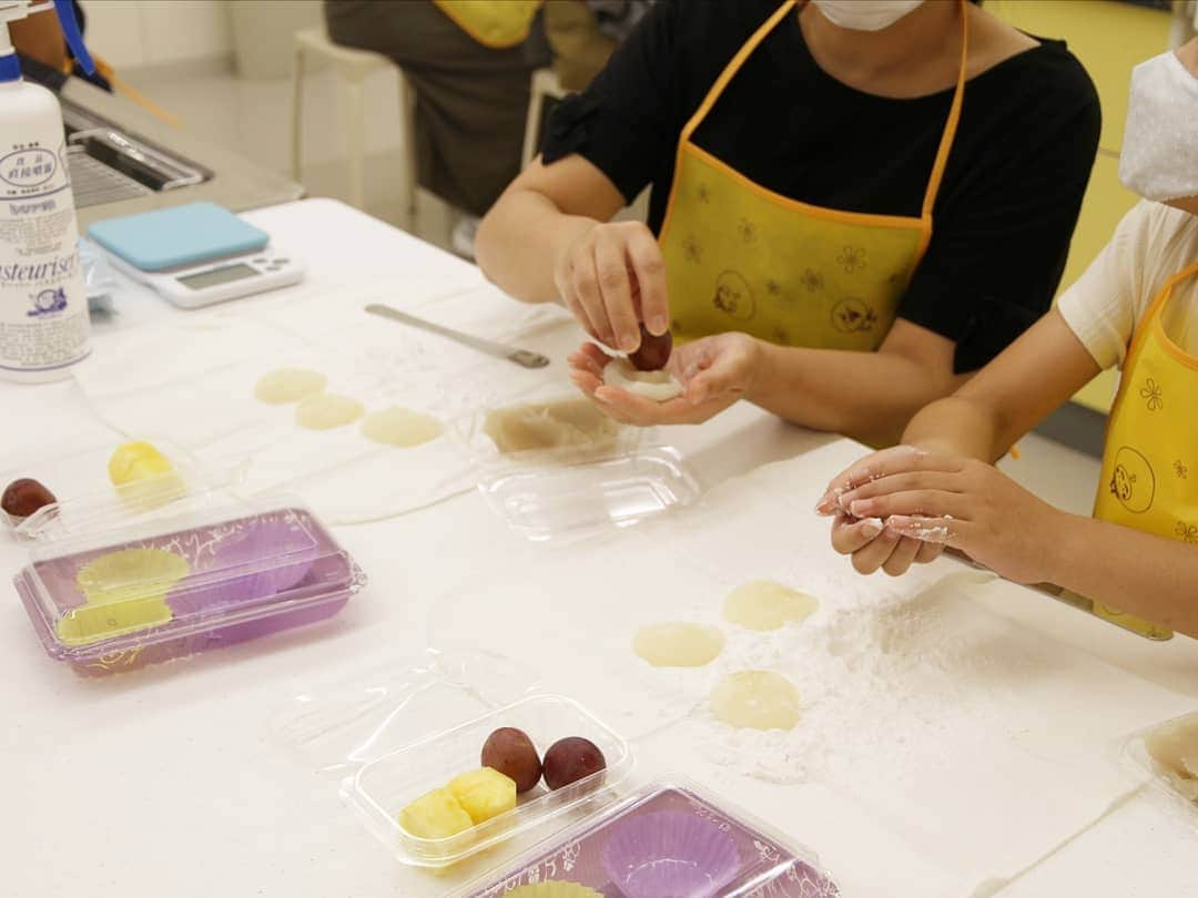 月化粧さんのインスタグラム写真 - (月化粧Instagram)「和菓子作り体験教室🌙 . 青木松風庵のお菓子作りを体験できるお菓子教室が、8月のお盆明けからスタートしています。  昨日は和菓子作り体験で、 18名様がご参加くださいました。 . . レッスンメニューは 季節のフルーツ大福・上用饅頭・上生菓子。 . まず、職人さんのお手本をみていただき、 実際に皆さんにもやっていただきます。  お手本の職人さんはあっという間に包みますが、実際にやってみると餡がはみ出てしまったり、きれいに丸くならなかったり…💦 . でも何個か包むうちにコツを掴んだようすで、 皆さん楽しそうに作られていました♪ . そして出来立てはその場で試食！ 出来立ての、しかも自分で作ったお菓子の味は格別ですね💕 . . ご自宅でケーキや洋菓子は作っても、和菓子を作る機会は少ないのではないかと思います。 上用生地やねりきりなど、なかなか触れることのない材料を使った体験で、皆さんの楽しそうな笑顔が印象的でした。  夏の思い出の1つになれば幸いです🌻 . . . 和菓子作り体験教室(予約制) . ◆開催日時：毎週水曜・日曜14:00～16:00 ◆定員　　：20名様 ◆参加費　：お一人様2,500円(税込) ◆開催場所：月化粧ファクトリー2階お菓子教室 . 月化粧ファクトリー公式サイトの 専用ページからご予約ください。 https://tsukigesho.com/factory/ . . . 月化粧ファクトリー 〒599-0203 大阪府阪南市黒田453-15 TEL 072-470-2525 (お問合は072-492-2525まで) . . . #お菓子教室 #和菓子教室 #体験教室 #月化粧ファクトリー #工場見学 #青木松風庵 #月化粧  #おうち時間  #大阪土産 #美味しい  #お菓子 #おやつ #スイーツ #デザート  #和菓子 #お菓子好きな人と繋がりたい  #ilovejapan #osaka #osakasweets #sweets  #aokishofuan #tsukigesho #tsukigeshofactory」8月24日 17時08分 - tsukigesho