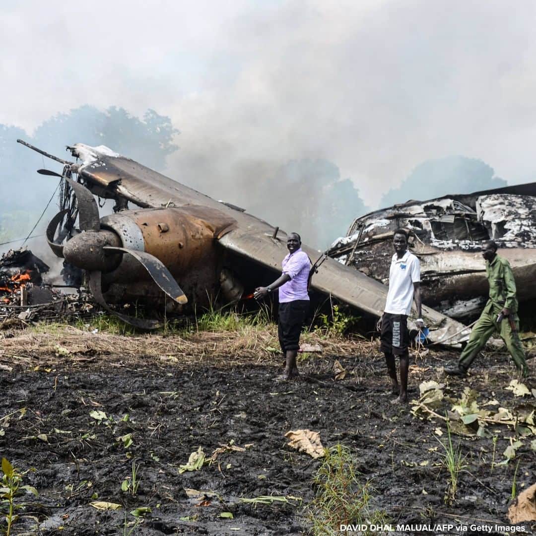 ABC Newsさんのインスタグラム写真 - (ABC NewsInstagram)「People stand near cargo plane that crashed west of South Sudan's Juba International airport shortly after takeoff, killing four passengers and three crew, with one survivor. #crash #aviation」8月24日 17時09分 - abcnews