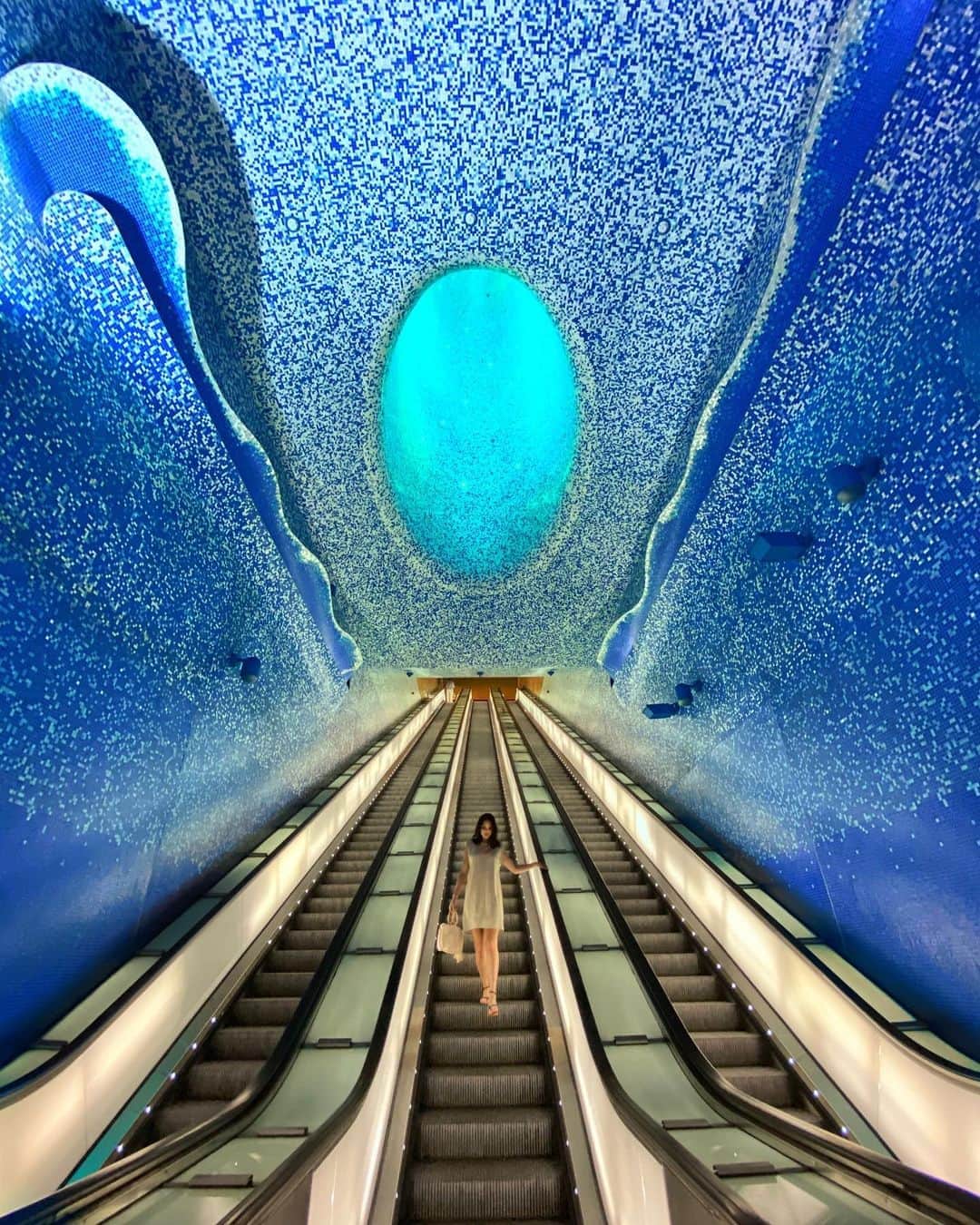 sananasのインスタグラム：「So instagrammable 🤷🏻‍♀️Est-ce que j’ai acheté un ticket juste pour pouvoir voir la station TOLEDO 🚉 de Naples ? Je ne répondrai pas à cette question ... 🙈 Bon c’est quand même une station de métro qui a été pensée par l’architecte catalan Oscar Tusquets et qui a déjà été élue plus belle station de métro d’Europe 😉Ça vaut le ticket non ? 👀 PS : En vrai je suis en galère car pas dans le bon sens 😂Je descendais à chaque fois 🤦🏻‍♀️  #Toledo #ToledoNapoli #ToledoStation」