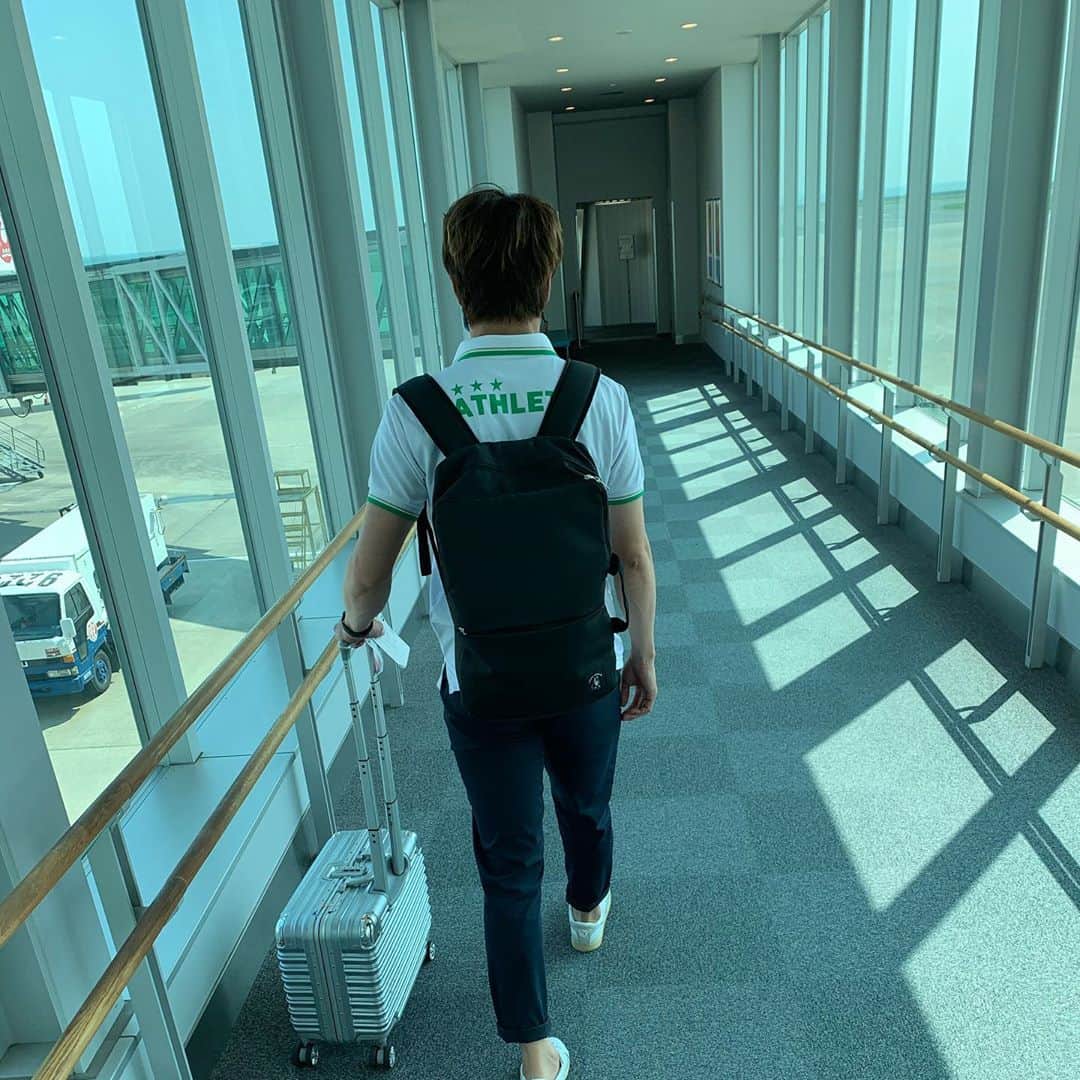 のインスタグラム：「8月は #長崎 #福岡 #北九州 と3回も九州遠征がありました。 ずっとハードなスケジュールだけど、みんなで頑張りましょう💪🏻 8月最後の試合は勝って、9月を迎えましょう👍   #東京ヴェルディ  #小池純輝  の  #後ろ姿」