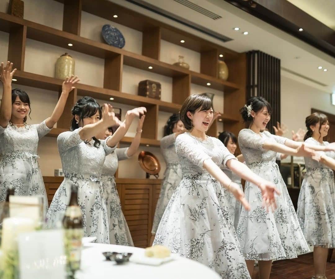 KIYOMIZU京都東山 公式さんのインスタグラム写真 - (KIYOMIZU京都東山 公式Instagram)「@kiyomizu_kyoto_higashiyama をフォローして、 『#kiyomizu京都東山』 『#kiyomizu花嫁』 『#スタイルズ花嫁』 をつけて投稿してくださいね＊ . これまでの人生でなくてはならない、 かけがえのない存在のご友人さま♡  サプライズの余興演出では、 新郎さまも登場し、 一生の思い出に残るワンシーンに* . ---------------------- . ▼ブライダルフェアの予約は インスタのTOPからcheck⚐ ＞＞＞ @kiyomizu_kyoto_higashiyama . #スタイルズ花嫁 #dress #kyoto #kiyomizu #wedding #ウェディングレポ #チャペル #ブライダルフェア #プレ花嫁 #卒花 #結婚式 #結婚式場 #結婚式準備 #京都 #京都花嫁 #関西花嫁 #Dressy花嫁 #maricuru #シェアーズヘアメイク #アナスイドレス #刺繍ドレス #結婚式余興 #余興 #ブライズメイド」8月24日 17時14分 - kiyomizu_kyoto_higashiyama