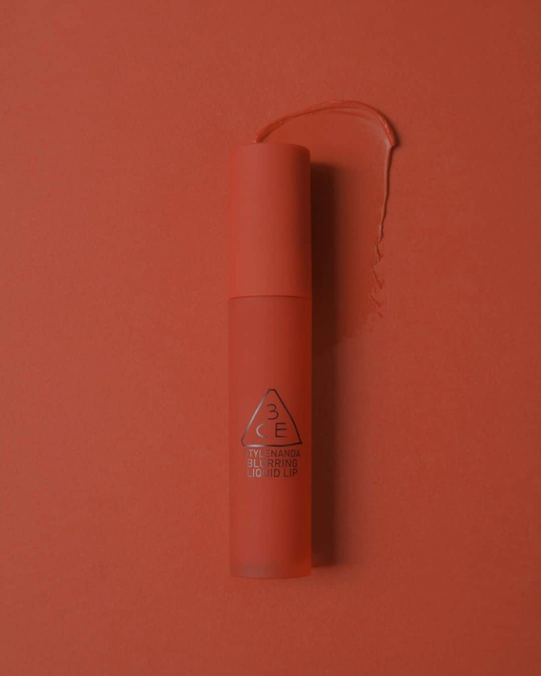 3CE Official Instagramさんのインスタグラム写真 - (3CE Official InstagramInstagram)「#3CE_NEW 3CE BLURRING LIQUID LIP #STAY_AWAY 빈티지한 무드 가득한 오렌지 브라운🍊 #블러필터로 보정한 것처럼 베일에 싸인 듯한 립 메이크업을 만나보세요. - Like apply to #Blurfilter, smoothly liquid lip with no space. Orange color that full of vintage mood🍊 #3CE #3CEBLURRINGLIQUIDLIP」8月24日 17時17分 - 3ce_official