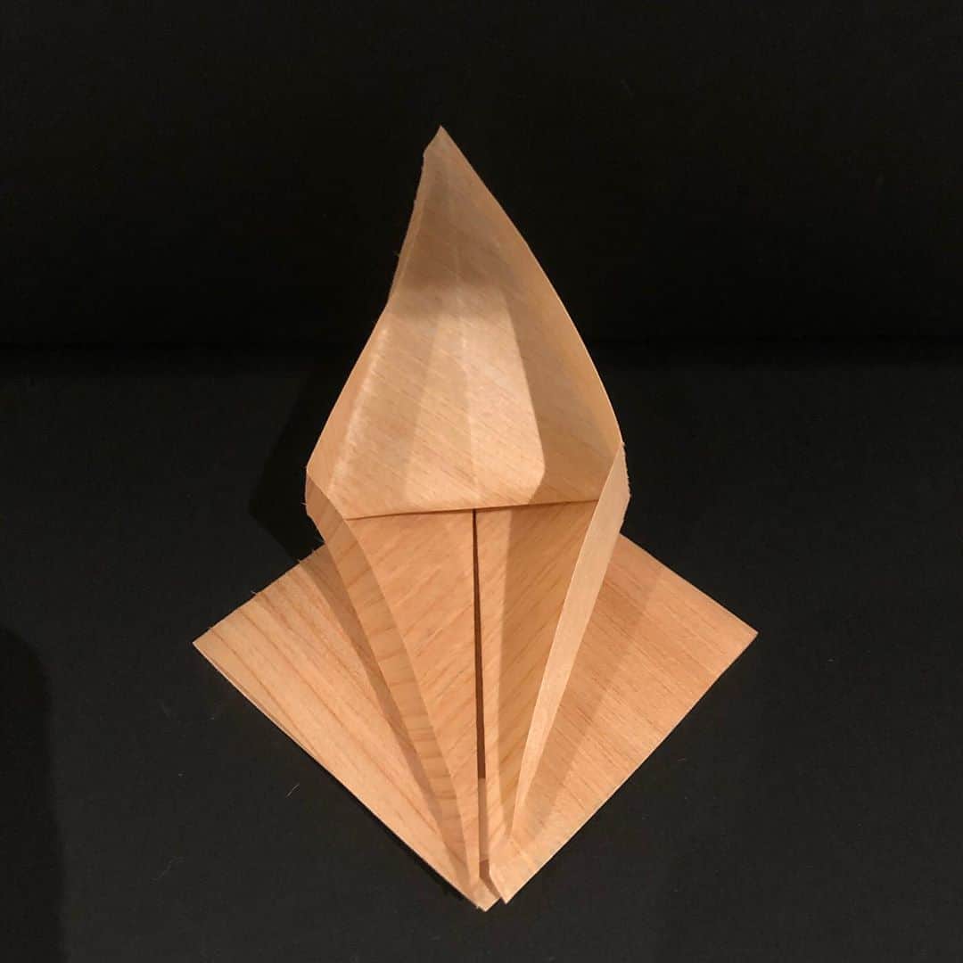 BEAMS JAPANさんのインスタグラム写真 - (BEAMS JAPANInstagram)「＜株式会社　谷口＞﻿ 今回ご紹介するのは、なんと木でできた折り紙です！大きさは2サイズございます。  ﻿ 能登杉を加工し誕生した「ミシンで縫える木の紙」を使用して作られた折り紙。わずか0.12～0.18mmに薄くスライスし特殊な加工を施した木材が使われています。木の持つ独特な質感の他に、しなやかさやミシンで縫うこともできる強度を持ち合わせた不思議な感覚がクセになる製品です。 ※折りにくい場合は、霧吹きなどでぬらすと折りやすくなります。 ※写真の鶴は、大きい折り紙で折りました。 ﻿ BEAMS JAPAN 1F﻿ ☎︎ 03-5368-7314﻿ #beams ﻿ #beamsjapan ﻿ #beamsjapan1st ﻿ #ビームスジャパン﻿ #新宿 #新宿三丁目﻿ #日本製﻿ #madeinjapan﻿ #杉 #スギ #折り紙 #谷口」8月24日 17時18分 - beams_japan