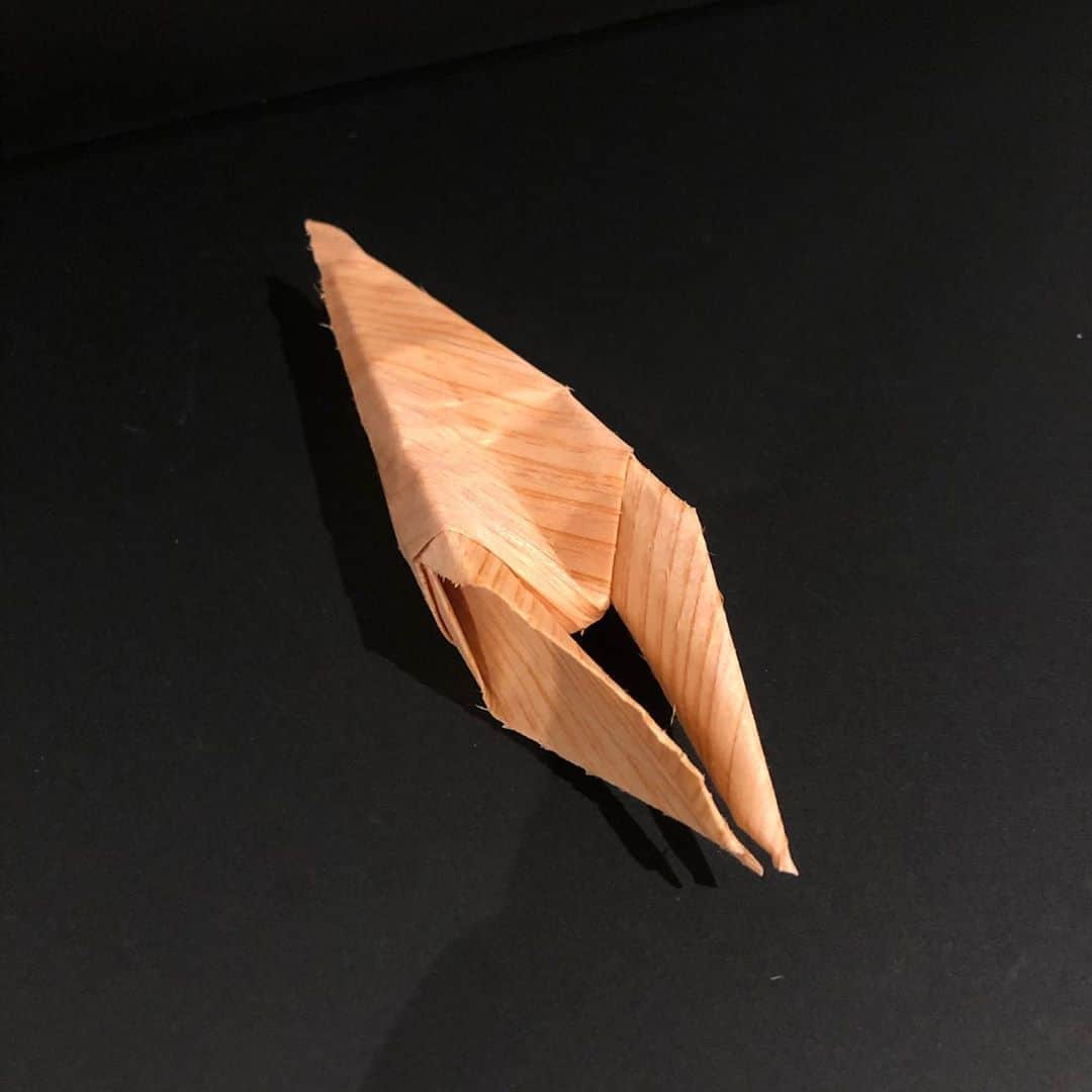 BEAMS JAPANさんのインスタグラム写真 - (BEAMS JAPANInstagram)「＜株式会社　谷口＞﻿ 今回ご紹介するのは、なんと木でできた折り紙です！大きさは2サイズございます。  ﻿ 能登杉を加工し誕生した「ミシンで縫える木の紙」を使用して作られた折り紙。わずか0.12～0.18mmに薄くスライスし特殊な加工を施した木材が使われています。木の持つ独特な質感の他に、しなやかさやミシンで縫うこともできる強度を持ち合わせた不思議な感覚がクセになる製品です。 ※折りにくい場合は、霧吹きなどでぬらすと折りやすくなります。 ※写真の鶴は、大きい折り紙で折りました。 ﻿ BEAMS JAPAN 1F﻿ ☎︎ 03-5368-7314﻿ #beams ﻿ #beamsjapan ﻿ #beamsjapan1st ﻿ #ビームスジャパン﻿ #新宿 #新宿三丁目﻿ #日本製﻿ #madeinjapan﻿ #杉 #スギ #折り紙 #谷口」8月24日 17時18分 - beams_japan