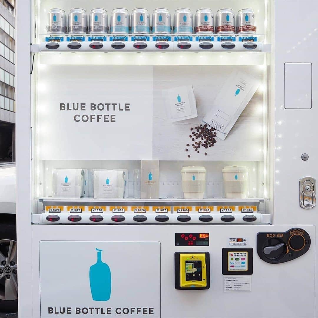 4meee!さんのインスタグラム写真 - (4meee!Instagram)「﻿ ﻿ ＼ブルーボトルコーヒーの自販機☕／﻿ ﻿ ﻿ ﻿﻿ 世界初ブルーボトルコーヒー自動販売機「Blue Bottle Coffee Quick Stand」が渋谷の駐車場に登場！♡﻿ ﻿ ﻿ おしゃれなデザインが目を引きます💙ᵕ̈﻿ ﻿ 今後、多くの場所で展開の可能性があるんだとか！﻿ ﻿ ﻿ お店に行かなくでも高品質なスペシャルティコーヒーを楽しめるのが嬉しい☕️⋆𓏸﻿ ﻿ ﻿ ﻿ 支払いはキャッシュレスのみの対応なので、購入の際は電子マネーの準備をお忘れずに！﻿﻿ ﻿ ﻿ ﻿﻿ 📍東京都渋谷区 1−9−14⁠﻿﻿ 「三井のリパーク」渋谷1丁目台9駐車場⁠﻿﻿ 🚃JR「渋谷駅」徒歩5分﻿﻿ ﻿﻿ ﻿ ﻿❣️ ﻿Photo by　﻿﻿ ﻿@japancake_trip ﻿ ﻿﻿ ﻿﻿ 流行りのアイテムやスポットには　@4meee_com をタグ付けして投稿してください🎀﻿﻿ .﻿ #4MEEE#フォーミー#アラサー女子#女子力向上委員会﻿ #ブルーボトルコーヒー #BlueBottleCoffee⁠﻿#BlueBottleCoffeeQuickStand﻿﻿ #retrip_gourmet#retrip_cafe#wafoo_japan#東京カフェ#東京カフェ巡り#自動販売機#渋谷グルメ#shibuya#渋谷カフェ#藍瓶咖啡#インスタ探検隊#MeibaoFUN東京﻿ ﻿ ﻿ ﻿」8月24日 8時20分 - 4meee_com