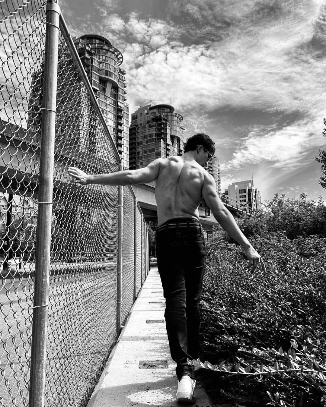 ルーディ・リンのインスタグラム：「Look whose back???   Errr...obviously this ones mine. I wanted to give ya a kind reminder that your back is like the most overachieving, under appreciated parts of your body.  It’s tough to work it out at home. I like to grab on to any door frame, hang on any chairs, open cabinets and trees to do pull ups, reverse push ups and to climb like a monkey.  Are you guys watching your backs right now? How do you make sure you got your “Back’s” back?」