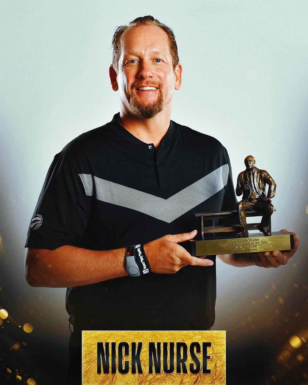 NBAさんのインスタグラム写真 - (NBAInstagram)「2019-20 NBA Coach of the Year @thenicknurse of the @raptors & his new hardware!  #NBAAwards #PhantomCam」8月24日 8時24分 - nba