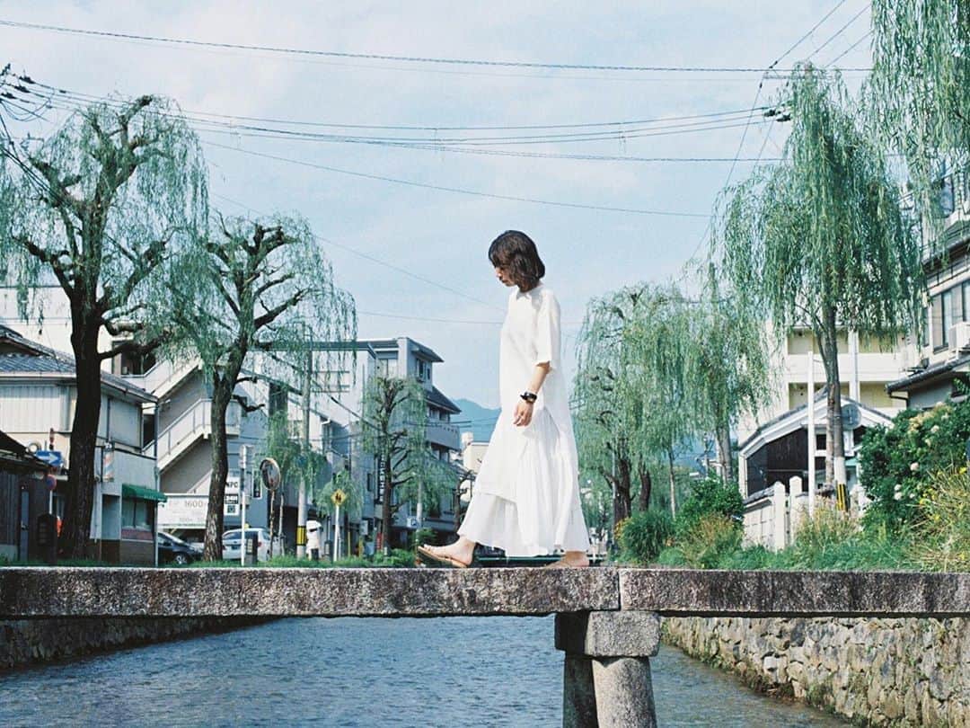 のインスタグラム：「. . ▶︎▶︎▶︎ Swipe . 土日ともいい天気で夕焼けも綺麗だったのに、一枚も撮れずの週末でした😅 来週は撮れるといいな〜 . 撮影日 : 2020年8月2日 . #まさ35 #ヤマプリ #35mm #contaxrx #contax #planar #igersjp #tokyocameraclub #film_com #art_of_japan_ #photogenic_jp #film_jp #film #フィルム #filmcamera #filmphotography #photogram_archive #GPW_members_only #good_portraits_world #portrait #ポートレート #todays_blue_collection #京都 #kyoto #一本橋 #白川」