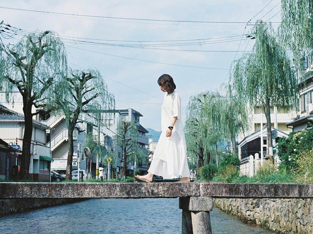 Masaさんのインスタグラム写真 - (MasaInstagram)「. . ▶︎▶︎▶︎ Swipe . 土日ともいい天気で夕焼けも綺麗だったのに、一枚も撮れずの週末でした😅 来週は撮れるといいな〜 . 撮影日 : 2020年8月2日 . #まさ35 #ヤマプリ #35mm #contaxrx #contax #planar #igersjp #tokyocameraclub #film_com #art_of_japan_ #photogenic_jp #film_jp #film #フィルム #filmcamera #filmphotography #photogram_archive #GPW_members_only #good_portraits_world #portrait #ポートレート #todays_blue_collection #京都 #kyoto #一本橋 #白川」8月24日 8時26分 - masa_nikonist