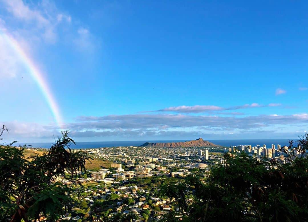 Honolulu Myohoji Missionさんのインスタグラム写真 - (Honolulu Myohoji MissionInstagram)「🌈 Honolulu Myohoji has Sunday service on every Sundays at 10:00.  Why do we have service every week? It’s because time of prayer is important, especially when the society is not well. Please pray when you can, even once a week, or 30 seconds.  How to pray if you don’t have any alter at home? You can face East, and put your palms in front of your chest (gassho) like this emoji. →🙏  A staff, Jessica, sometimes pray to the nature, like to the beautiful #diamondhead   * * * * #ハワイ #ハワイ好きな人と繋がりたい  #ハワイだいすき #ハワイ好き #ハワイに恋して #ハワイ大好き #ハワイ生活 #ハワイ行きたい #ハワイ暮らし #オアフ島 #ホノルル妙法寺 #HawaiianAirlines #ハワイアン航空 #思い出　#honolulumyohoji #honolulumyohojimission #御朱印女子 #開運 #穴場 #パワースポット #hawaii #hawaiilife #hawaiian #luckywelivehawaii #hawaiiliving #hawaiistyle #hawaiivacation」8月24日 8時28分 - honolulumyohoji