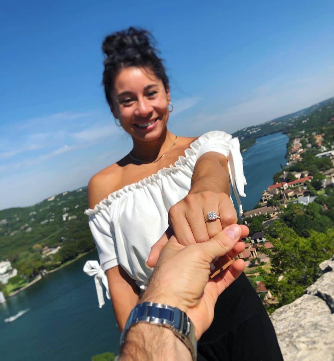マリッサ・キングのインスタグラム：「Just when I thought this year was one I didn’t want to remember... 💍❤️ #theeasiestyes #happiestgirl」
