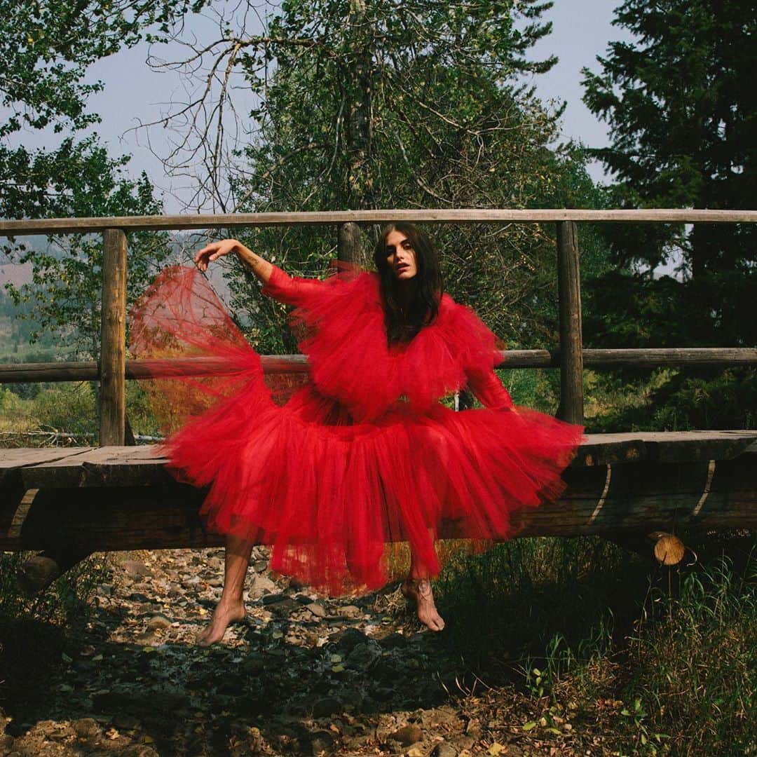 ラングリー・フォックスのインスタグラム：「And into the forest I go, to lose my mind, and find my soul.  📷 @emilyknecht  💃🏻 @katwaslike」