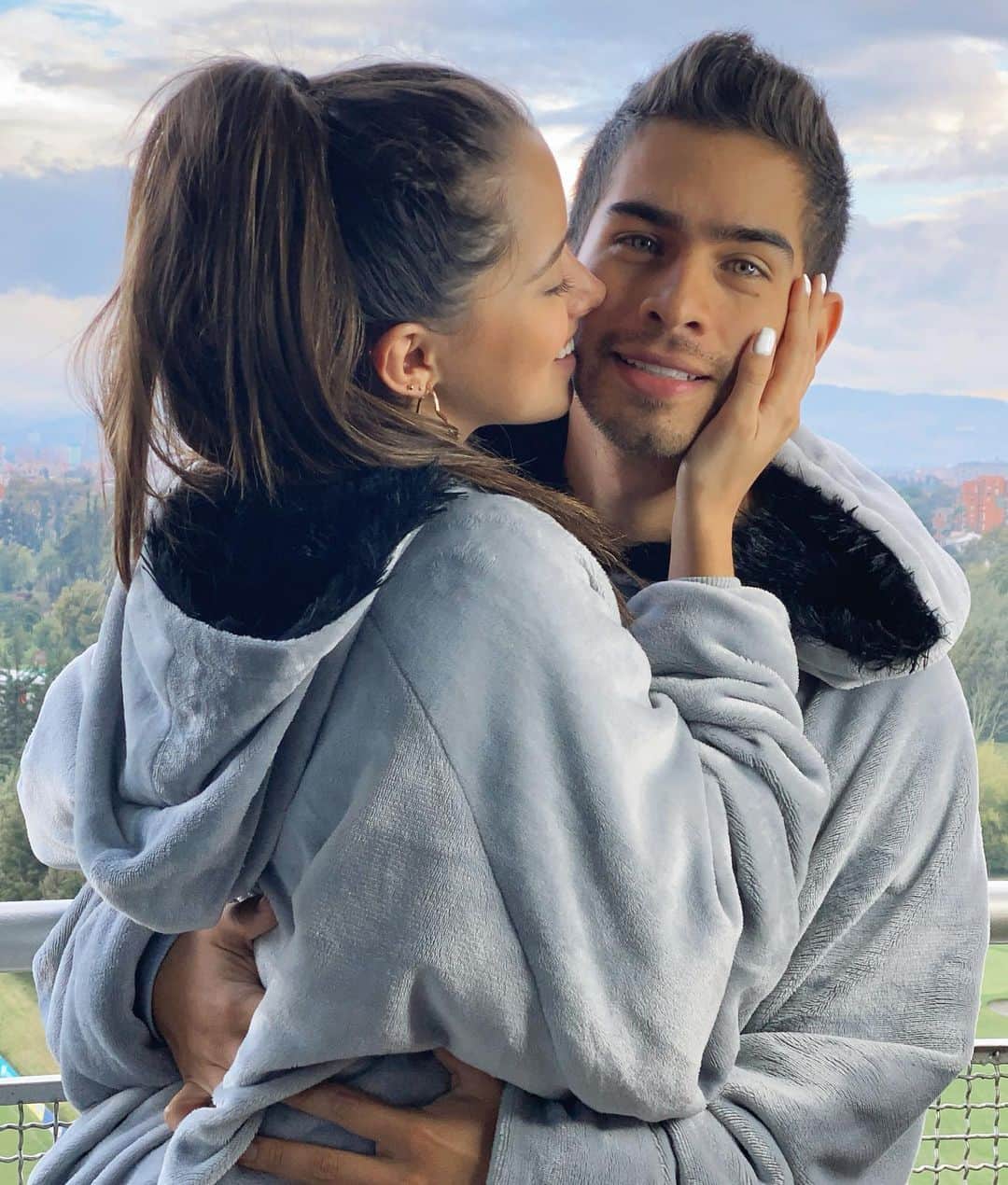 ミッチェル・オルベラのインスタグラム：「FELIZ ANIVERSARIO 🖤  Eres todo para mi @kevinburyoficial te amo mucho !!! Gracias por ser tan especial conmigo!」