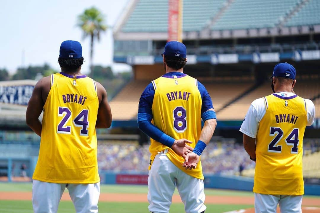 クレイ・ベリンジャーのインスタグラム：「Mamba day 💜💛💜💛💜💛」