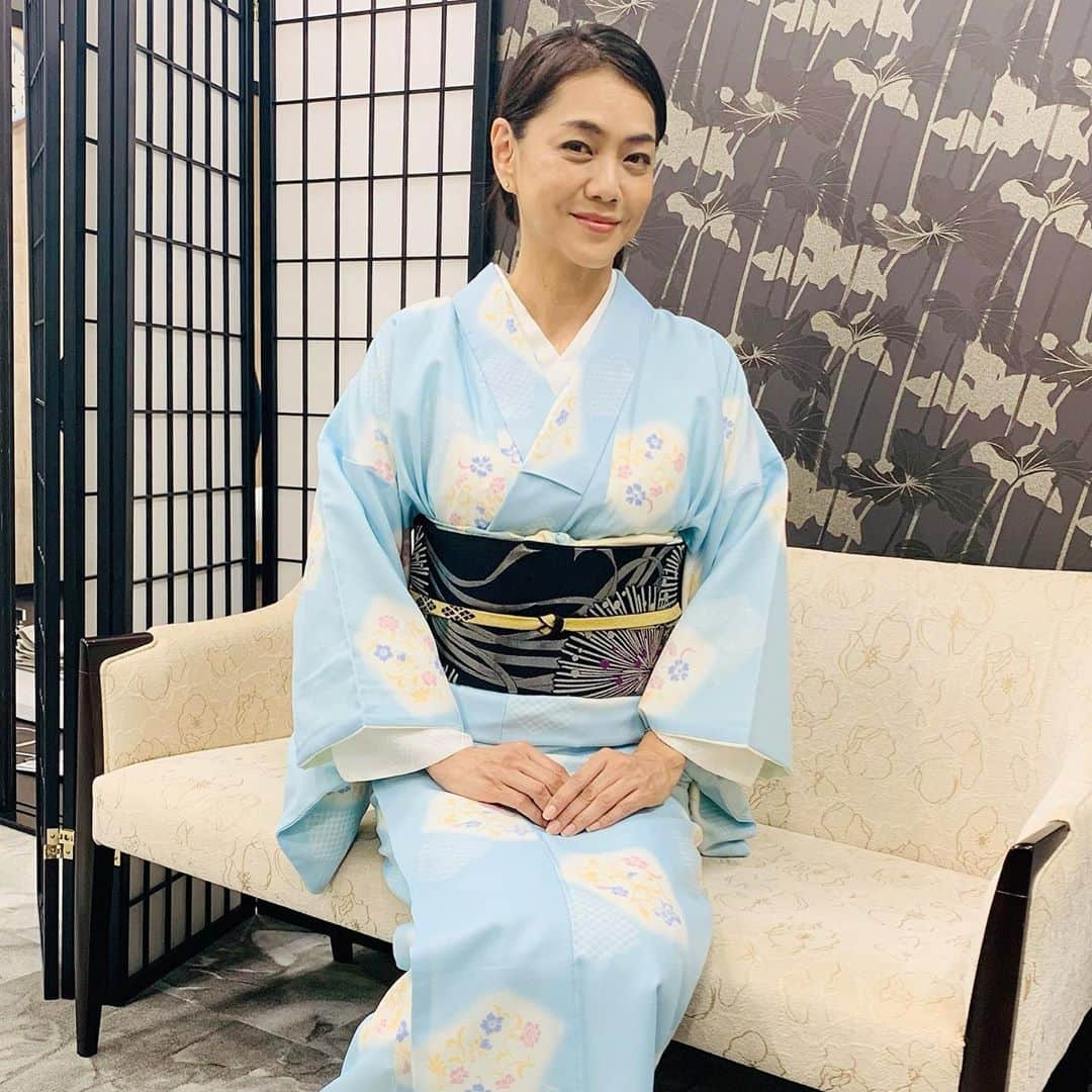 前田典子さんのインスタグラム写真 - (前田典子Instagram)「#お着物  #習い事 @ichiru_kimono_school  #いち瑠　#きもの着方教室  へ  きれいに着れたと思ったら あらら… よく見ると袖口から襦袢が😅💦 この日は教室の着物をレンタルしたので自前の襦袢と袖の長さが合ってなかった😅  #レッスン　は 手ぶらで行っても 着物、襦袢、帯、帯留め、帯あげ、和装小物は無料レンタルできるのです😊  たくさんあるレンタル着物の中から好きなのを自分で選んでコーディネートするのも楽しいです👘　　 自前を持って行ってそのまま着て帰るも良し👍 涼しくなったらやってみよう😊  教室の入り口にポスターがあります❣️  ※撮影時だけマスクオフ　😷」8月24日 8時49分 - maenorichang