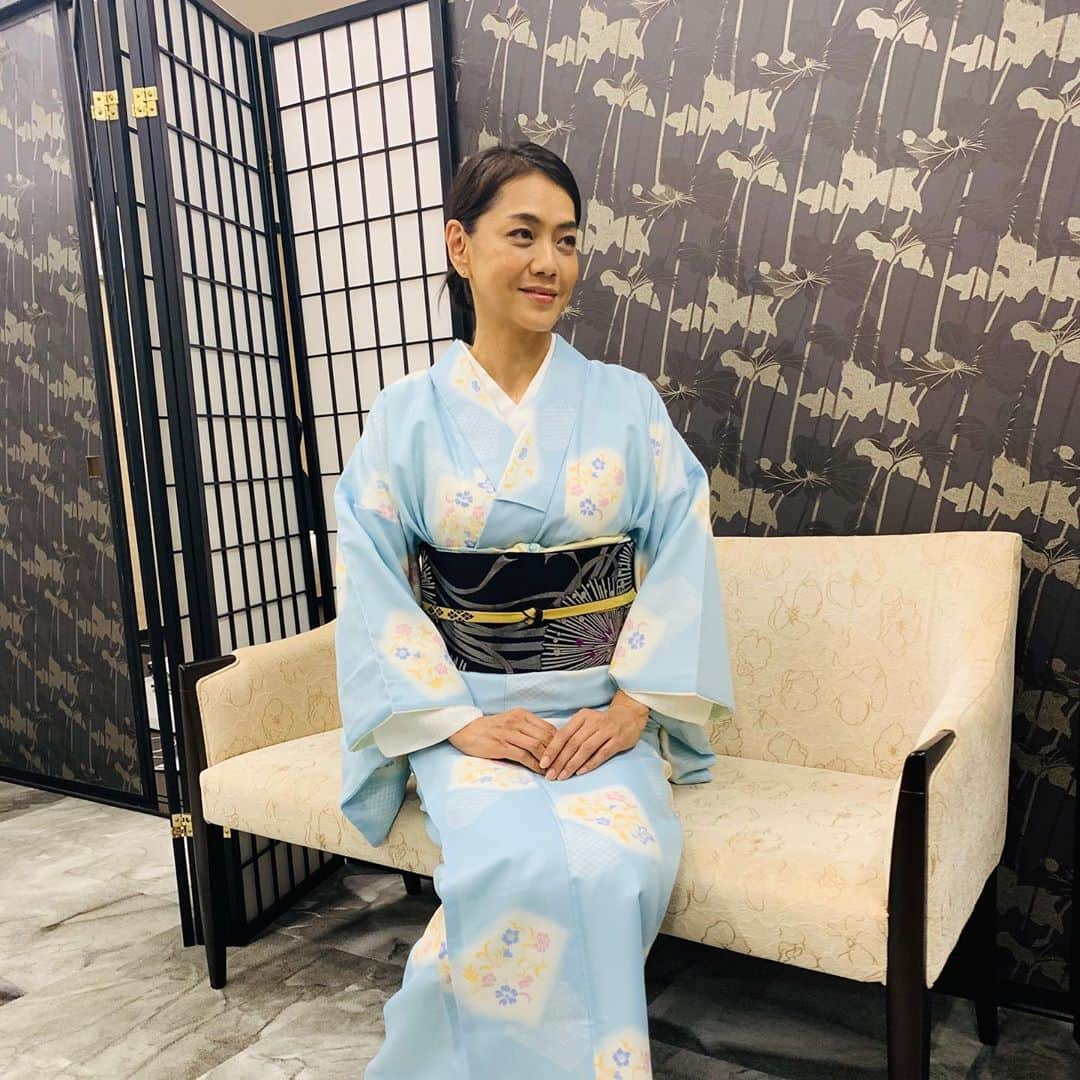 前田典子さんのインスタグラム写真 - (前田典子Instagram)「#お着物  #習い事 @ichiru_kimono_school  #いち瑠　#きもの着方教室  へ  きれいに着れたと思ったら あらら… よく見ると袖口から襦袢が😅💦 この日は教室の着物をレンタルしたので自前の襦袢と袖の長さが合ってなかった😅  #レッスン　は 手ぶらで行っても 着物、襦袢、帯、帯留め、帯あげ、和装小物は無料レンタルできるのです😊  たくさんあるレンタル着物の中から好きなのを自分で選んでコーディネートするのも楽しいです👘　　 自前を持って行ってそのまま着て帰るも良し👍 涼しくなったらやってみよう😊  教室の入り口にポスターがあります❣️  ※撮影時だけマスクオフ　😷」8月24日 8時49分 - maenorichang