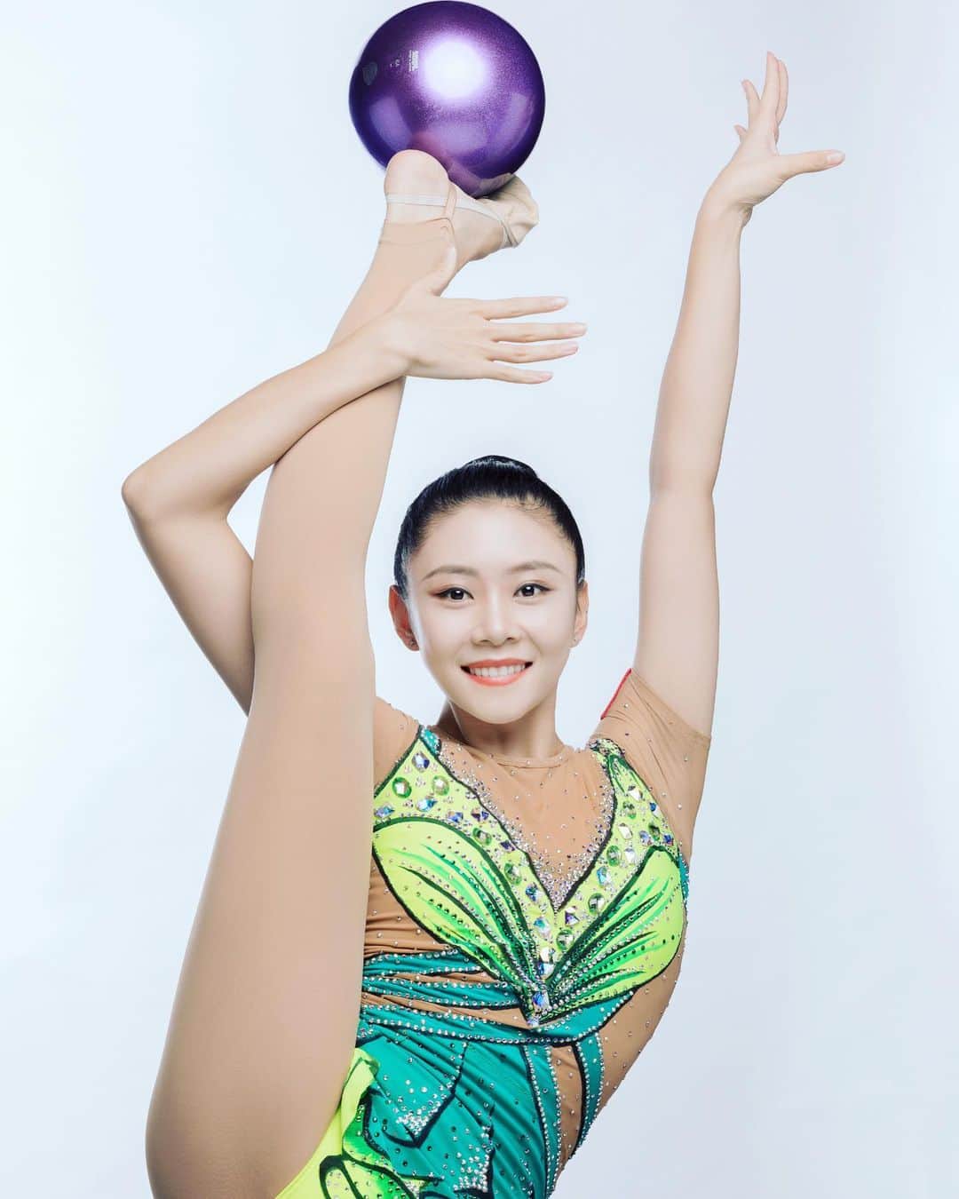 ジャオ・ジンナンのインスタグラム：「#rhythmicgymnastics  These photos were taken 2 years ago…」