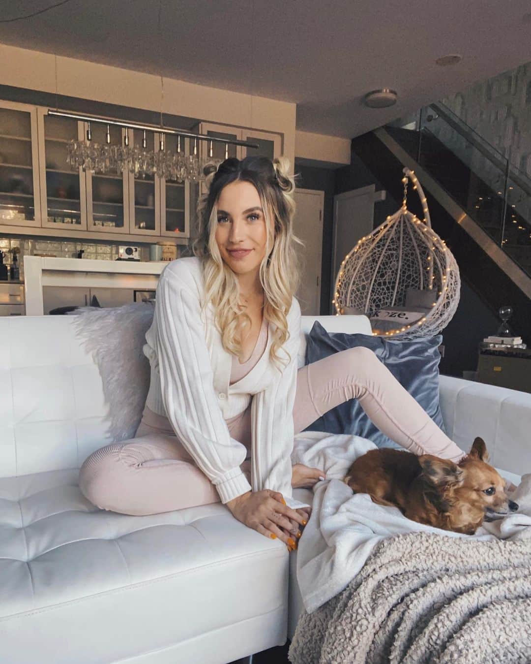 Kalyn Nicholsonのインスタグラム：「While packing up what's left of my belongings and moving it all into storage, I'm naturally feeling all kinds of nostalgic and grateful for every page in this chapter of my life.  Of all the many lessons and blessings, I've made note of these three things;  ⁠ 1. My first Toronto apartment overlooked a dog park with balconies made for cloud surfing.  It's where I started @allthingskoze and rediscovered my truest safe place and easiest voice within the words that flew out of my pen or fingertips.  It's also where I finally made the commitment of learning to be patient and befriend my anxiety and depression instead of numbing and running away from them.  My second Toronto apartment were these very walls lit up in neon with my best friend while we lived out the kinds of dreams and memories that would have made our younger selves beam with excitement.  Last year these same walls became the solo-cocoon that held me while I took some time to heal, be, breathe and grow while the world felt like it was a doing summersaults. It's where I met myself at my deepest and decided to love whoever I found there. Through all of this, I've decided that bedrooms, apartments, memories and cities can own permanent land in our hearts much like people do. ⁠ 2. With this understanding, I changed my definition of home to "time spent with hearts owned by souls that I cherish most, including my own."  In other words, home is where your heart is. ⁠ 3. I've learned that the two most valuable resources you'll ever have throughout your entire life are your time and energy. If you spend these two things mindfully and intentionally, you can be rich in ways that money and accomplishments will never make you no matter how hard you work. Invest wisely then jump in willingly.  p.s. to anyone who needs it: remember when you can to let the small things go, let the big things change you and when the time comes don't be afraid to let go and leap✨」