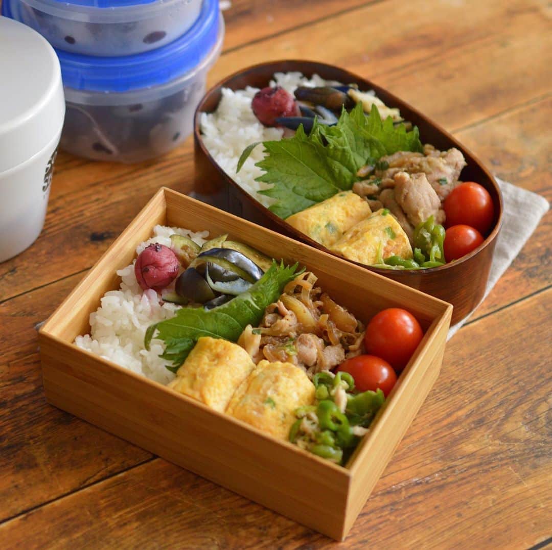 yukiyoのインスタグラム：「2020.8.24* ・ 今日のお弁当 ・ 茄子の漬物と梅干しごはん ネギ入り玉子焼き #下味冷凍 生姜焼き 無限ピーマン ミニトマト お湯を入れるお味噌汁、ぶどう付き ・ ・ 昨日は裏磐梯の五色沼を散歩してきました。 緑の中は爽やかで良いですね ・ ところで先日髪をショートにすると書きましたが 美容師さんに 「お手入れが大変になるかも」と言われ断念しました笑 ・ ・ 今の感じはわかりにくいかもだけど @yuki_hike の昨日の写真の2,4枚目です。 …わかりにくい上にボサボサだな😂 ・ ・ ・ #お弁当 #obento #bento #lunch #lunchbox #onthetable #japanesefood #暮らし #曲げわっぱ #lin_stagrammer #ロカリ #おうちごはんLover #マカロニメイト #IGersJP」