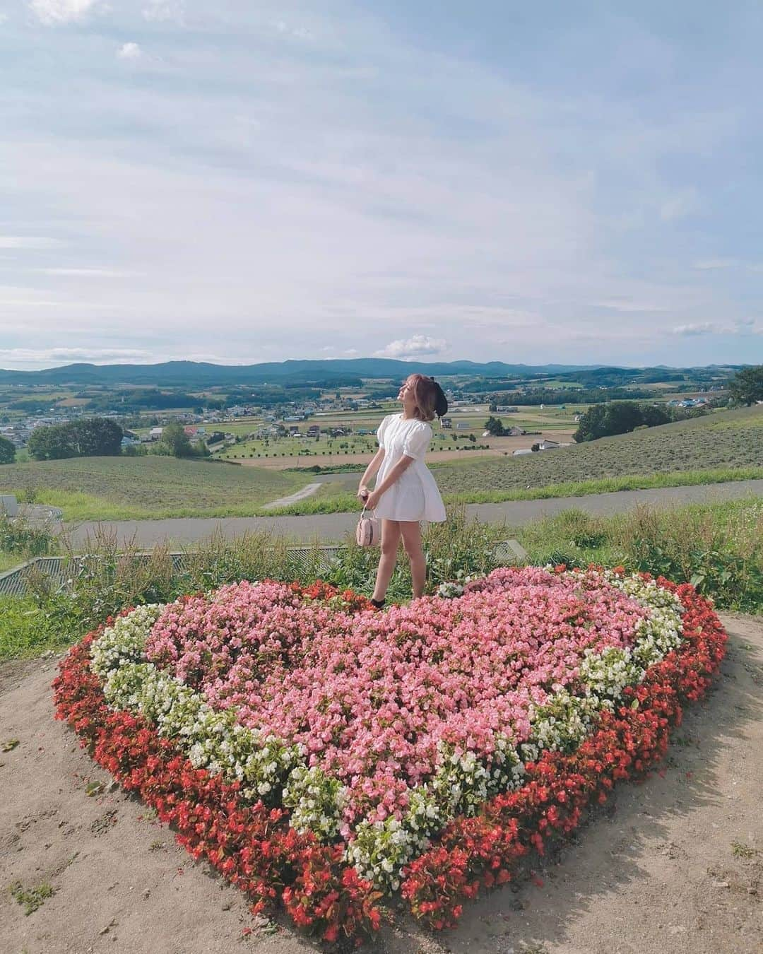 黛実希さんのインスタグラム写真 - (黛実希Instagram)「日の出公園🥺🌹💗💗💗 北海道ほんとに空気きれいすぎた☁️💓 . . . #日の出公園#ラベンダー畑#富良野観光#北海道#北海道旅行#北海道グルメ#すすきの#すすきのグルメ#札幌#札幌グルメ#北海道観光#女子旅#北海道ごはん#北海道飯#タビジョ#タビジョと繋がりたい#홋카이도#홋카이도여행#홋카이도맛집#여행스타그램#여행기록#여행사진#여행일기#여행#여행병#일본여행#hokkaido#팔로우미#맞팔해요#좋아요그램」8月24日 8時54分 - candymiiiki