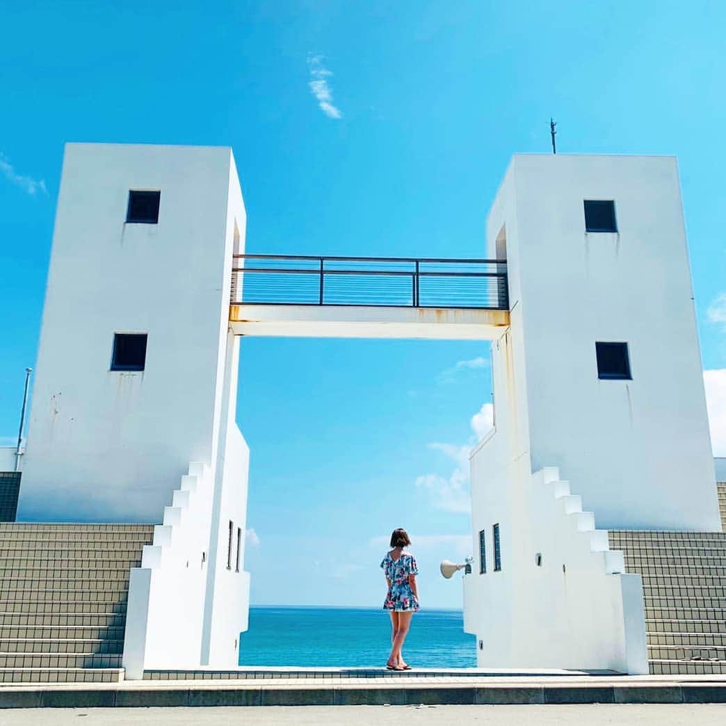米倉れいなのインスタグラム：「, 海綺麗で最高すぎた🌊✨ #新島 #旅行 #島旅 #羽伏浦海岸」
