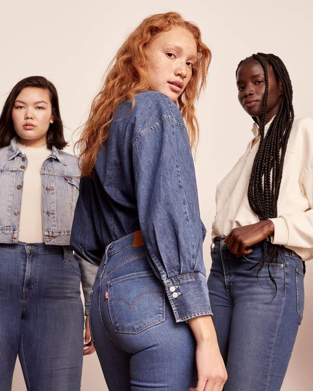 のインスタグラム：「Embrace your curves. And the planet, too. Levi's® Sculpt + Sustainably Soft jeans support, stretch and move with you - wherever you're headed. They're also made with the planet in mind. Link in bio to shop.」