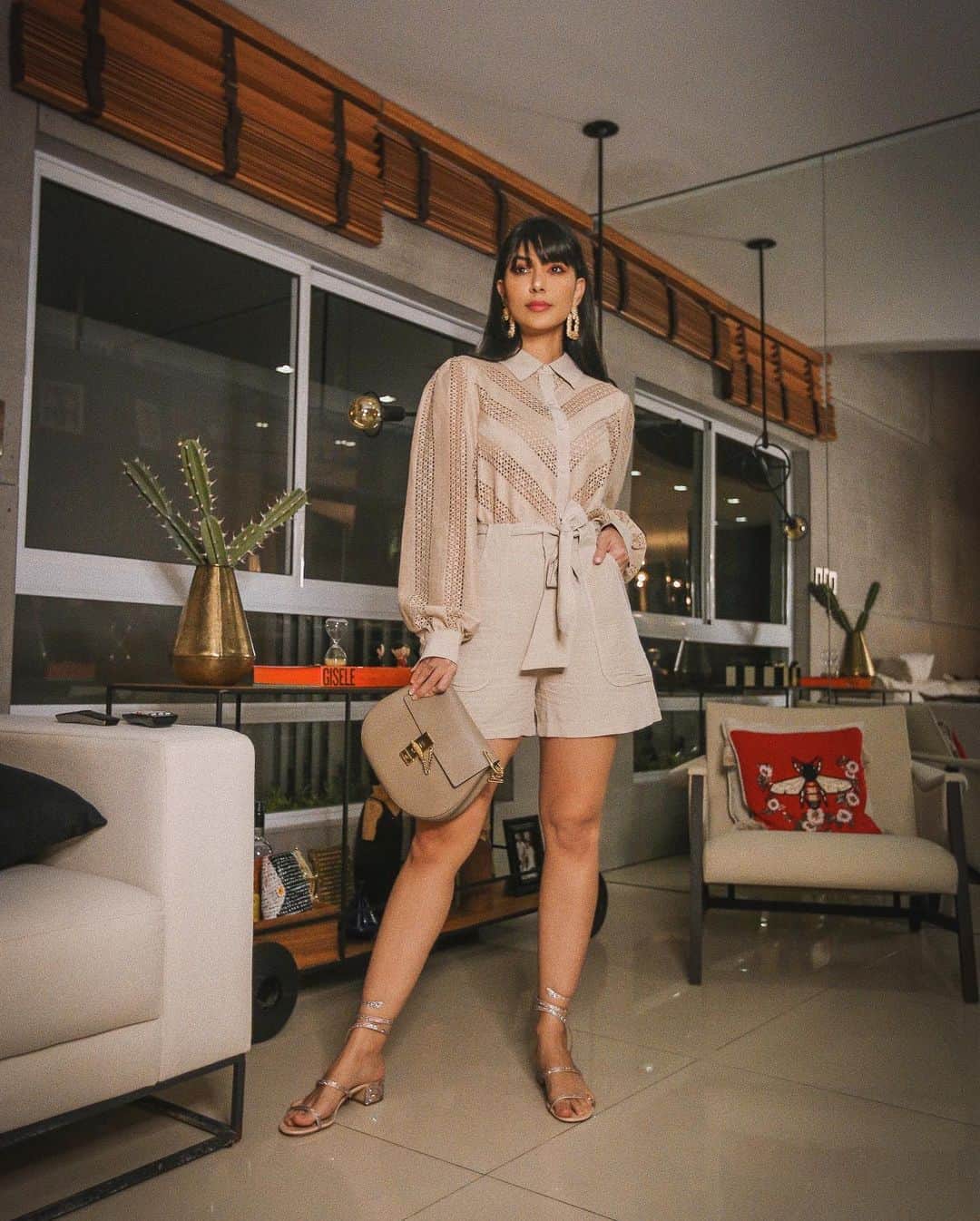 Gabriela Salesのインスタグラム：「Helena de Manoel Carlos tá diferente! Kkkk Pena que Atílio tá com ódios ainda. Vendo assim, nem parece que minutos depois tava com o hotdog do Pirocudo na boca 😂」