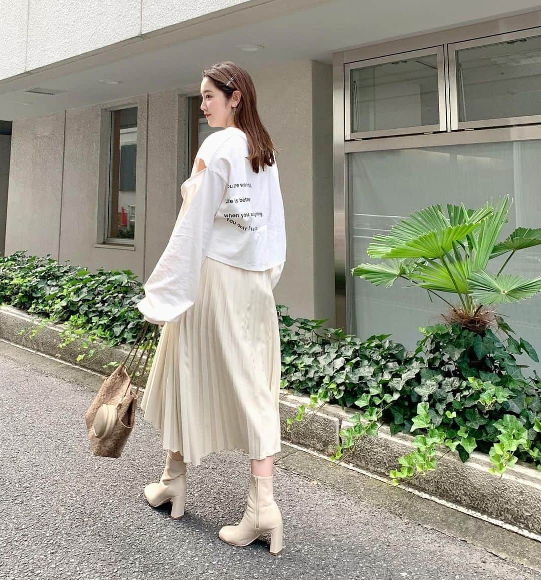 mina hinokuchiのインスタグラム：「. レザーアイテム収集中☀︎ . レザーのボトムって、辛くなるイメージだったけど、 女性らしいカラーとプリーツデザインが絶妙〜っなこのスカートにキュンとしました♡ . #whoswhochico #salonbychico #フーズフーチコ　#レザースカート　#mina_chicode #ワントーンコーデ」