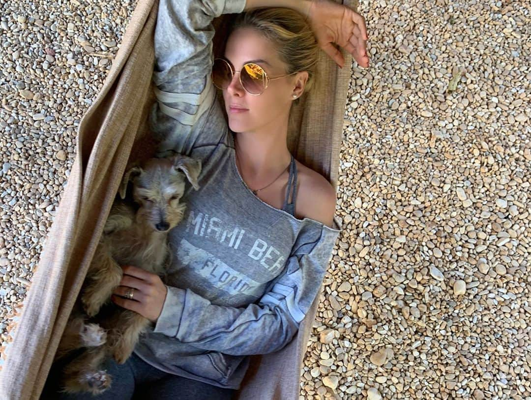 Ana Hickmannさんのインスタグラム写真 - (Ana HickmannInstagram)「E assim foi o meu domingo 🥰🎶🎶🎶  #domingo #domingando #casanaarvore #doglovers #family」8月24日 9時17分 - ahickmann