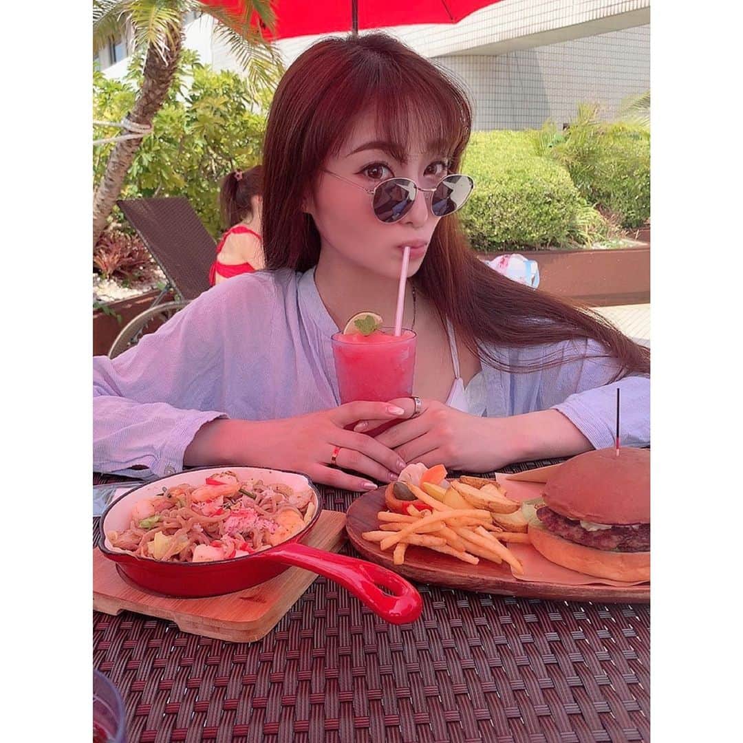 赤嶺紗羅のインスタグラム：「ハンバーガー🍔ダイスキ🙋‍♀️💓 ， 暑さとプールサイド👙で シェイク🍹の美味しさ増してた😂❣️笑 ， ， 8月も終盤ですが猛暑日が続いてますね🌞 皆さま感染症予防に加え、熱中症対策🥵もしっかり行って下さいませ😭🙏✨✨ ， ， ， レッスンのご案内🌸 ， ， 火💠studio MAI 緑橋メインスタジオ 「コンディショニングヨガ」18:30〜19:30 ， 水💠studio MAI 緑橋メインスタジオ 「リフレッシュヨガ」☀️10:00〜11:00 ， ， 木💠スパワールド♨️ @spaworld_jp 「アロマヨガ 」18:30〜19:30 ， ， 金💠studio classone 「朝ヨガ」☀️07:00〜08:00 ， ， 金💠 salon Embellir 会員様ヨガレッスン🧘‍♀️ @salon_embellir_714 ， ， 土💠スパワールド♨️ @spaworld_jp 「リラックスヨガ 」17:00〜18:00 ， ， ，  #diet #fitnessgirl #japanesegirl #swimwear #bikini #japanese #japanesegirl #japan #asiangirls #ニューオータニ #プールサイド #ナイトプール #ダイエット #ヨガ #ハンバーガー #ヨガインストラクター #痩せる #ボディメイク #全米ヨガアライアンス #ファッション #大阪グルメ #大阪ランチ #160cm #プール #ビキニ #ビフォーアフター #水着」