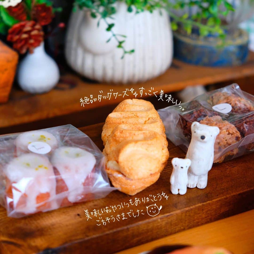 なっつ。さんのインスタグラム写真 - (なっつ。Instagram)「2020.8.24.Monday かおるちゃんから貰った BIRTHDAY SETでおやつの時間♬ 『#tronc』さんの美味しい焼菓子と 初めましての#岡崎順子 さんの器が 嬉しくて嬉しくて🥺 ありがとう✨  すっごく美味しかったな♡ 特にダックワーズ。 あんな美味しいダックワーズ 食べたことない衝撃だった🤤  いつも頂く優しさに ありがとうって思わない日はない。 優しいをたくさん与えられる人に わたしもなりたいな😊 ごちそうさまでした♡ * 今週も始まったーーー❗ 昨日は久々にエアコン切って寝られた😊 昼間はまだ暑いけど 少しずつ秋に向かって 歩いてるんだなー。 今週も頑張ってこー🎵 ・ ・ ・ #トロン#焼菓子#なっつの絵日記」8月24日 9時31分 - punipopo