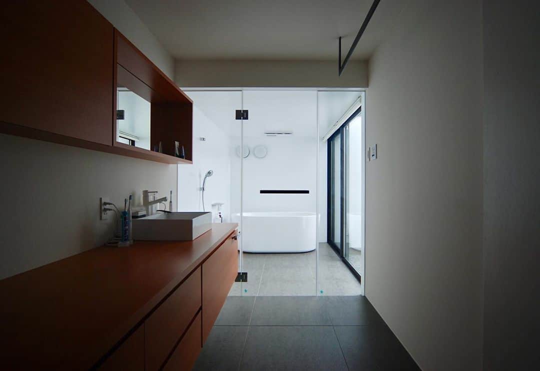 のインスタグラム：「Horizontal  house/住宅/宮崎県宮崎市/2020年竣工  #cogite  #コギト #宮崎県宮崎市 #建築設計事務所 #宮崎県の設計事務所 #architect #architectoffice #house #home #casa #家づくり #architecture #建築家 #バスルーム」