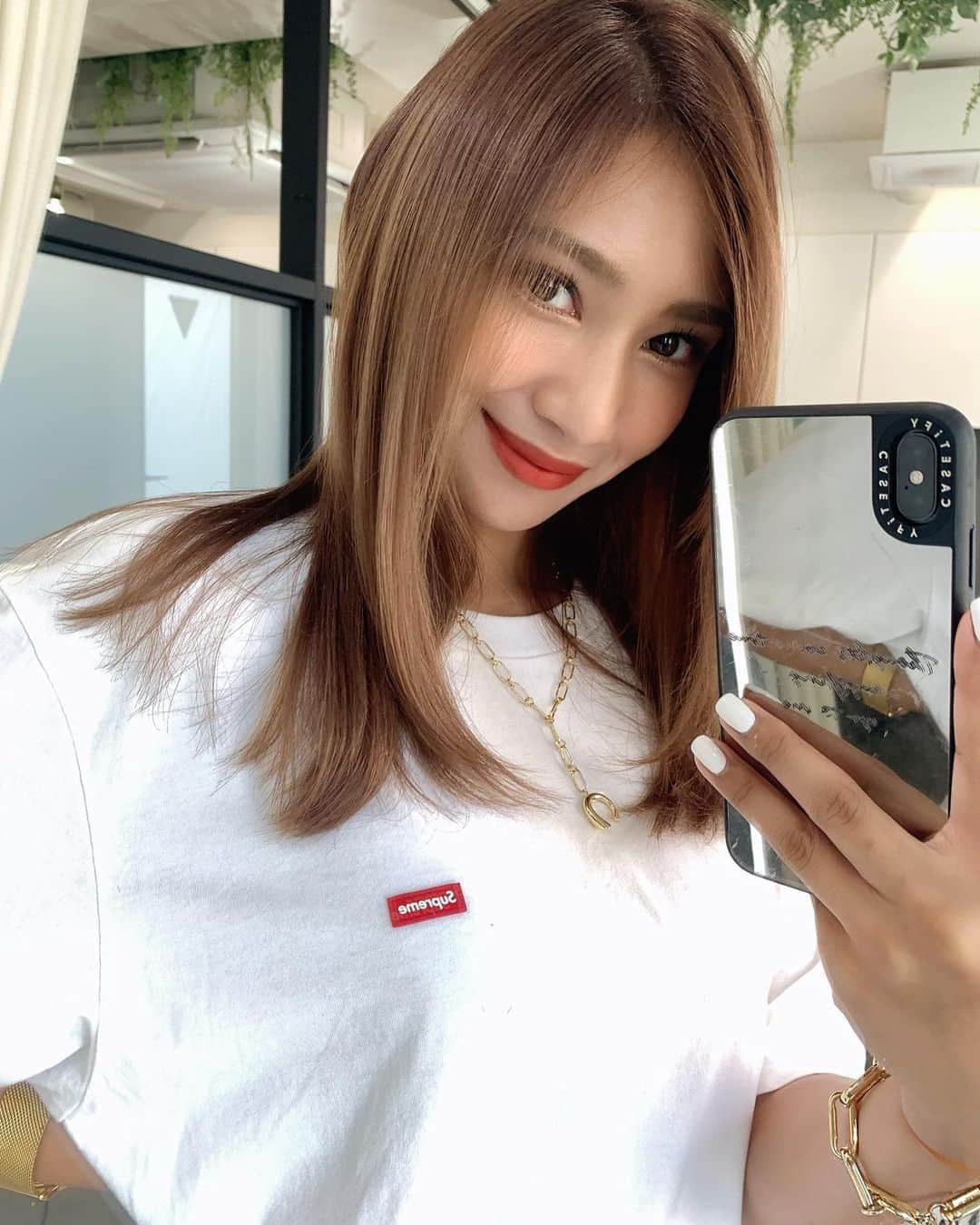 新井ニーニャのインスタグラム：「🖤﻿ ﻿ 髪、さらっさら〜💕﻿ 🔜BeforeAfter凄いからスワイプしてね😍 ﻿ ﻿ この間、オープンしたばかりの﻿ @regen_lab_  に トリートメントへ行ってきたんだけど﻿ 人生初の【抗酸化トリートメント】が﻿ 凄すぎました、、、‼️﻿ ﻿ ﻿ 美容室でよくあるトリートメントは﻿ コーティングするだけのものだから﻿ 長く持たないのがデメリットらしい😣﻿ ﻿ この抗酸化トリートメントは﻿ 髪についた活性酸素を取り除いてから﻿ トリートメントで栄養を閉じ込めるもの✨﻿ 水素の力で頭皮の細胞にも届かせるから﻿ 今後生えてくる髪にも良いんですって😍🔥﻿ ﻿ ﻿ 活性酸素はカラーとかパーマとかすると大量発生するもので、しかも強力だから残ったままだとダメージの原因になるんだって😱✂️﻿ なので、取り除いてからトリートメントを繰り返すことで徐々に綺麗で健康な髪になっていくらしいので、私は通うことに決めました💆🏼‍♀️🚿髪のエステって感じ🧖‍♀️❤️﻿  あ、そうそう。 しかもここのサロン、トリートメントする人は前髪カットとか毛先カット無料でやってくれるの❣️少し切りたいなぁ😔でも追加料金気になるなぁ😔って人に本当優しいなぁと思いました🥰←特に私よくあるw  ﻿ ナイスバディでサラサラヘアで﻿ お仕事が出来て子供達とも楽しく生活して﻿ 笑顔溢れる女性になりたいのです❤️﻿ ﻿ @5matsumoto  ありがとうございました〜🌟﻿ また3週間以内に行きます〜🥳﻿ ﻿ ﻿ ※しかもこの美容室で、ハイブランドのオーダーメイドメンズスーツの仕立て屋さんもしてるんですって🤭💕気になる方は松本さんにDMしてみてね📨(GUCCIのスーツとかも取り扱いあり😍)﻿ ﻿ ﻿ #トリートメント #女子力 #抗酸化トリートメント #水素水 #水素トリートメント #美容 #美容マニア #美容オタク #髪質改善 #髪質改善サロン #表参道美容室 #美容室 #ヘアケア #ダメージヘア #髪を生き返らせる #ママ #ママヘアー #サラサラ髪 #綺麗になり隊」