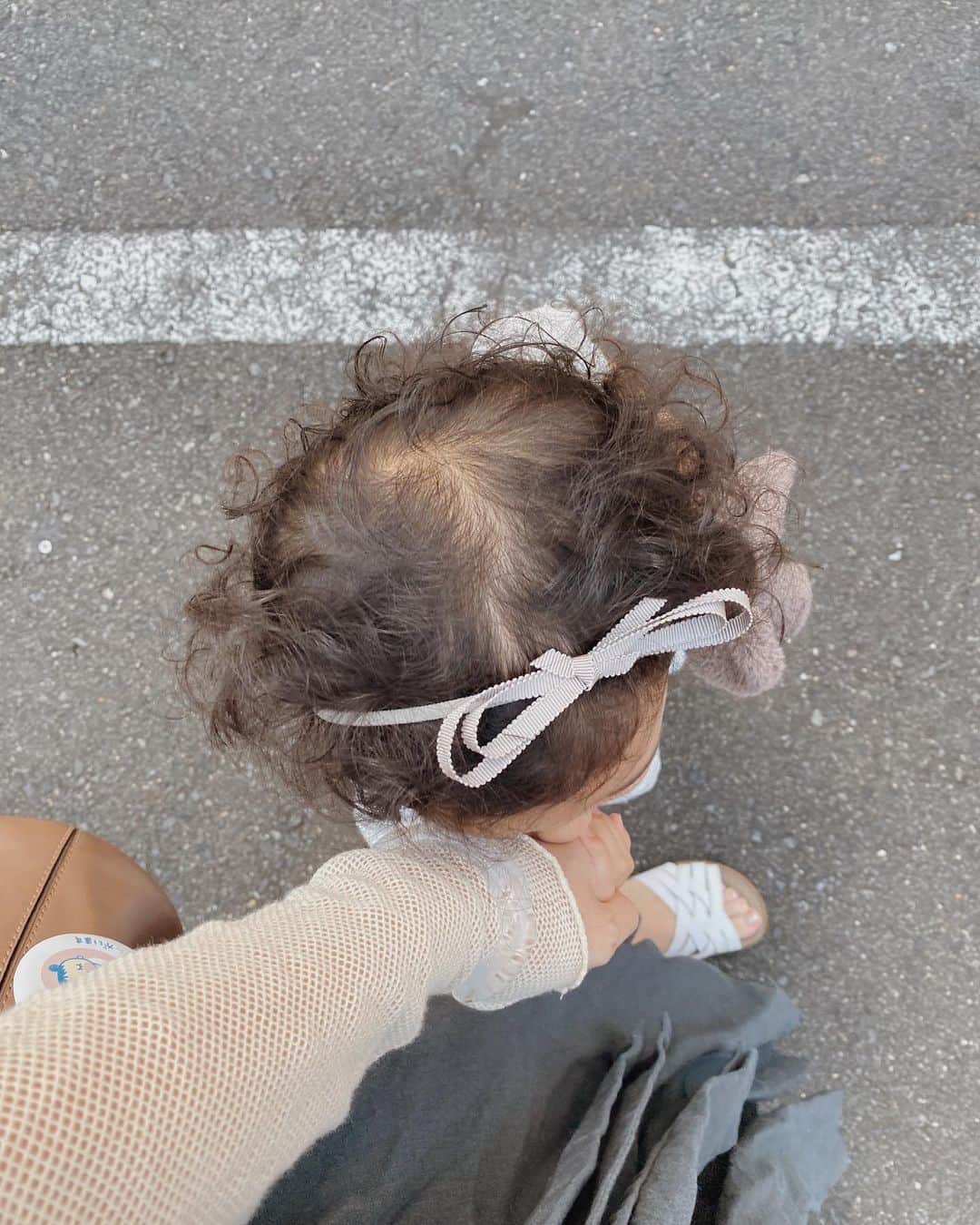 目見田早弥子のインスタグラム：「🤍🤍 手を繋いだらそのまま私の手に 「さやちゃんだいすきよ、ちゅっ」 としてくる娘。 愛情深い子に育ってくれてて嬉しい。☺️ この日新しくつけてた私のブレスレットを 娘も気に入ったようでずっとつけたがってました。 クリアなガラスのブレスレット、 涼しげでお気に入りです🥛 @printemps_ymst #クリアアクセサリー#ガラスリング#ガラスアクセサリー#クリアリング#printemps_ymst」