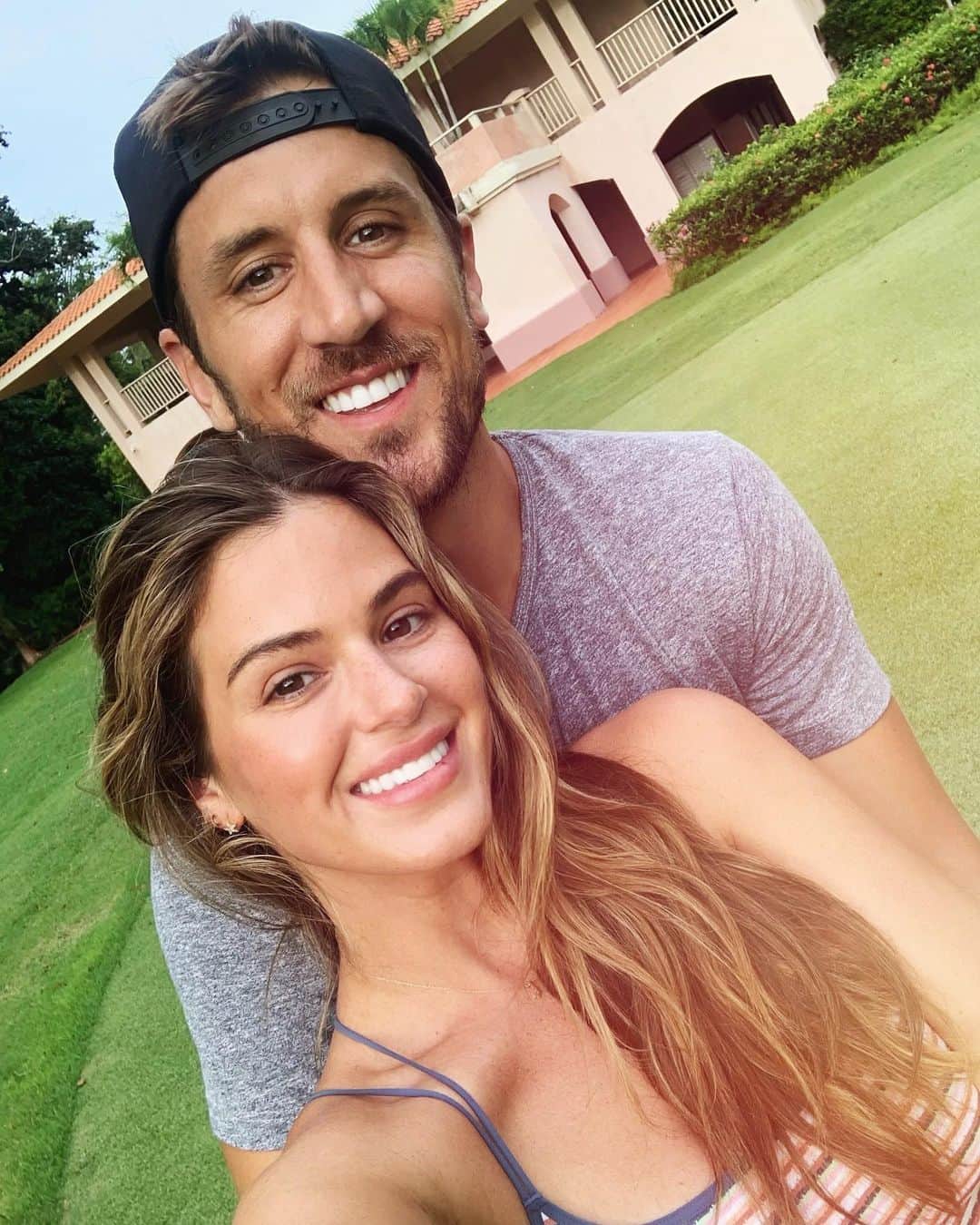 ジョジョ・フレッチャーのインスタグラム：「Park date with my cutie 🥰 (Even though I shanked 3 balls, lost the bet and owe you 2 foot rubs... better believe I’m coming for you tonight in Beat Saber virtual reality @jrodgers11)」