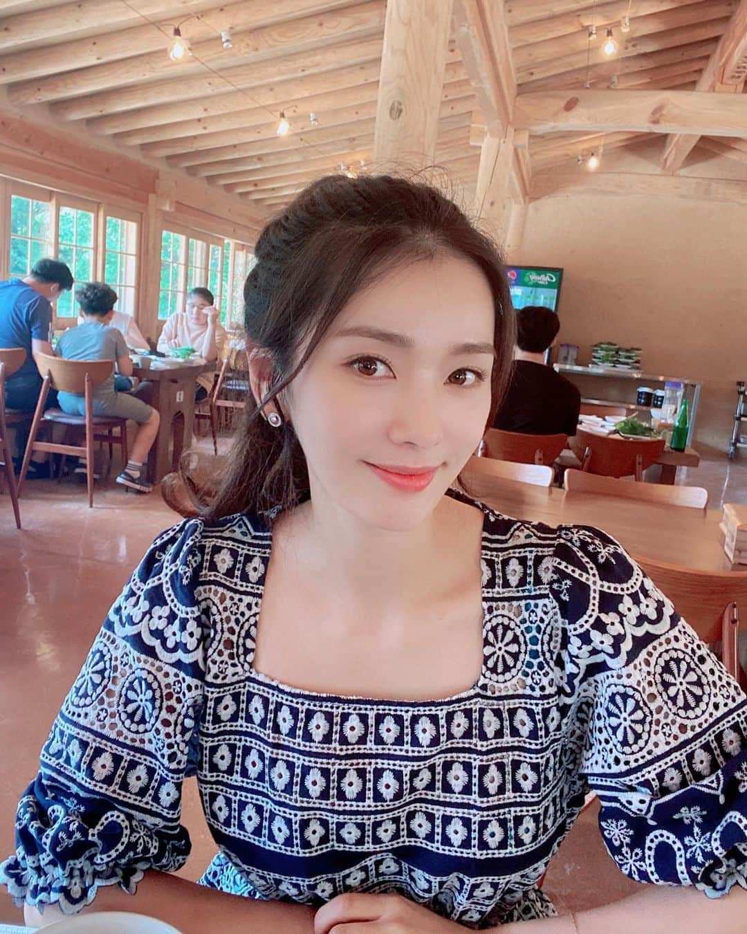 キル・ウネのインスタグラム：「날씨 🌞👍❤️ 촬영 마치고 남양주 온김에  코에 바람 넣고옴😆  @fullofgraceee 예쁜 쥠이가 선물해준 취저 원피스 입고 💕😉  Www.alwaysfullofgrace.com 예쁜옷 구경하러가세용👋👋」