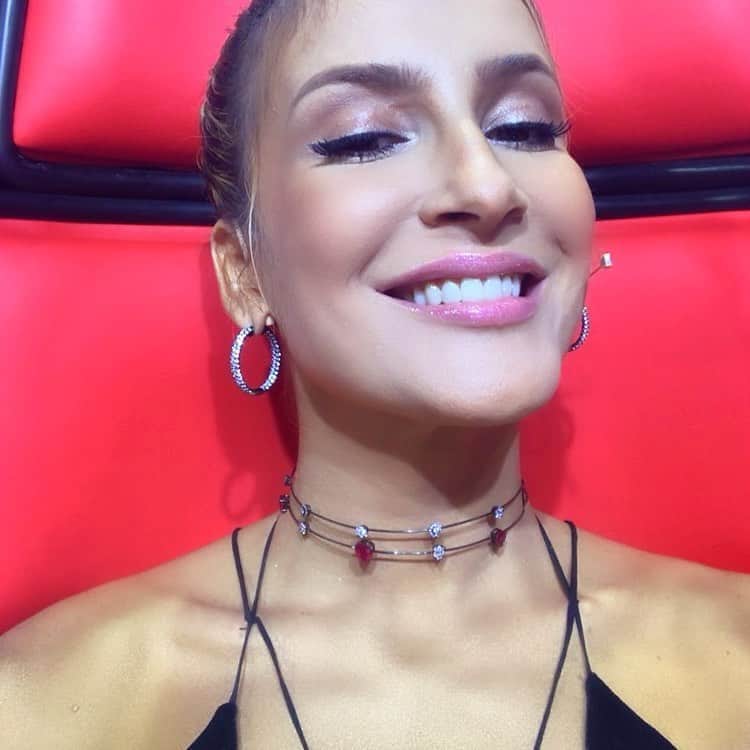 Claudia Leitteのインスタグラム：「Como costumavam ser minhas selfies aos domingos! 💎 Família #TheVoice, que saudade!」