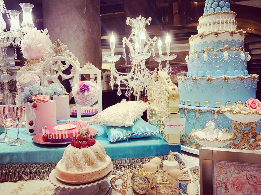 朝岡実嶺さんのインスタグラム写真 - (朝岡実嶺Instagram)「ヒルトン東京にて開催中の「マリー・アントワネット　スイーツ・オートクチュール」と言うスイーツビュッフェに行ってきました🍰💕✨ 全てのスイーツが本当に可愛くて、見てるだけで楽しかった😆💕  I went to Marie Antoinette themed dessert buffet which has been held at Hilton Tokyo🍰💕✨ All desserts looked so pretty and I was excited just watching them💕😊  #マリーアントワネットスイーツオートクチュール #ヒルトン東京  #マーブルラウンジ #デザートビュッフェ  #hiltontokyo #marblerounge #desset #dessertbuffet  #marieantoinette」8月24日 9時42分 - mirei_asaoka