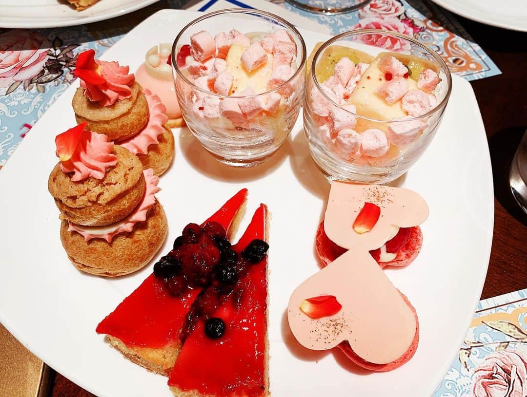 朝岡実嶺さんのインスタグラム写真 - (朝岡実嶺Instagram)「ヒルトン東京にて開催中の「マリー・アントワネット　スイーツ・オートクチュール」と言うスイーツビュッフェに行ってきました🍰💕✨ 全てのスイーツが本当に可愛くて、見てるだけで楽しかった😆💕  I went to Marie Antoinette themed dessert buffet which has been held at Hilton Tokyo🍰💕✨ All desserts looked so pretty and I was excited just watching them💕😊  #マリーアントワネットスイーツオートクチュール #ヒルトン東京  #マーブルラウンジ #デザートビュッフェ  #hiltontokyo #marblerounge #desset #dessertbuffet  #marieantoinette」8月24日 9時42分 - mirei_asaoka