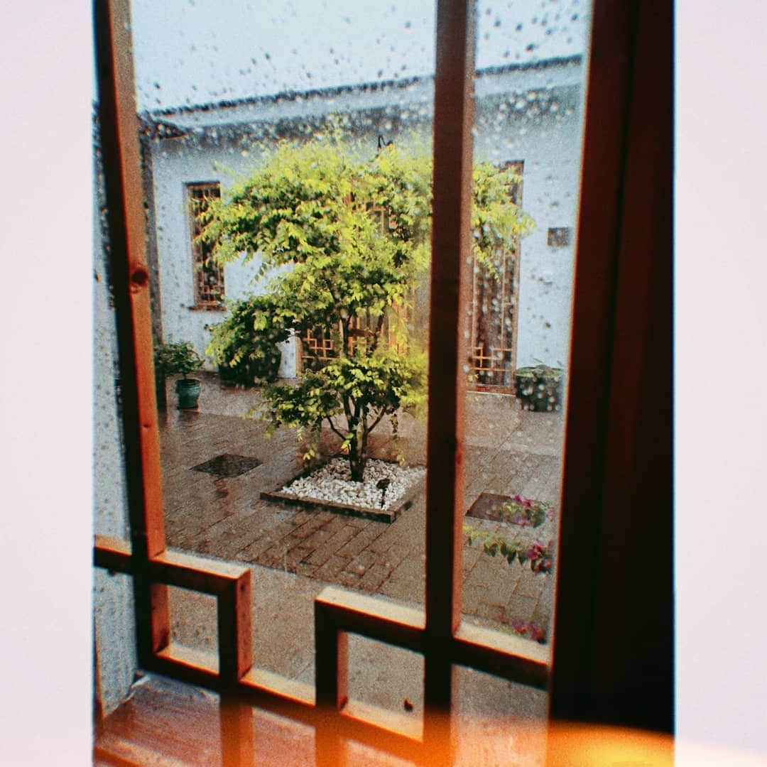 ジョー・チェン（Joe Chen）さんのインスタグラム写真 - (ジョー・チェン（Joe Chen）Instagram)「👒 秋遊～ 一早起來下雨了… 我很喜歡下雨天 但是其他人就不太開心了 因為本來計劃要去海邊的漁村 這下可怎麽辦ㄚ  #下雨天  #秋遊」8月24日 9時44分 - iam_joechen