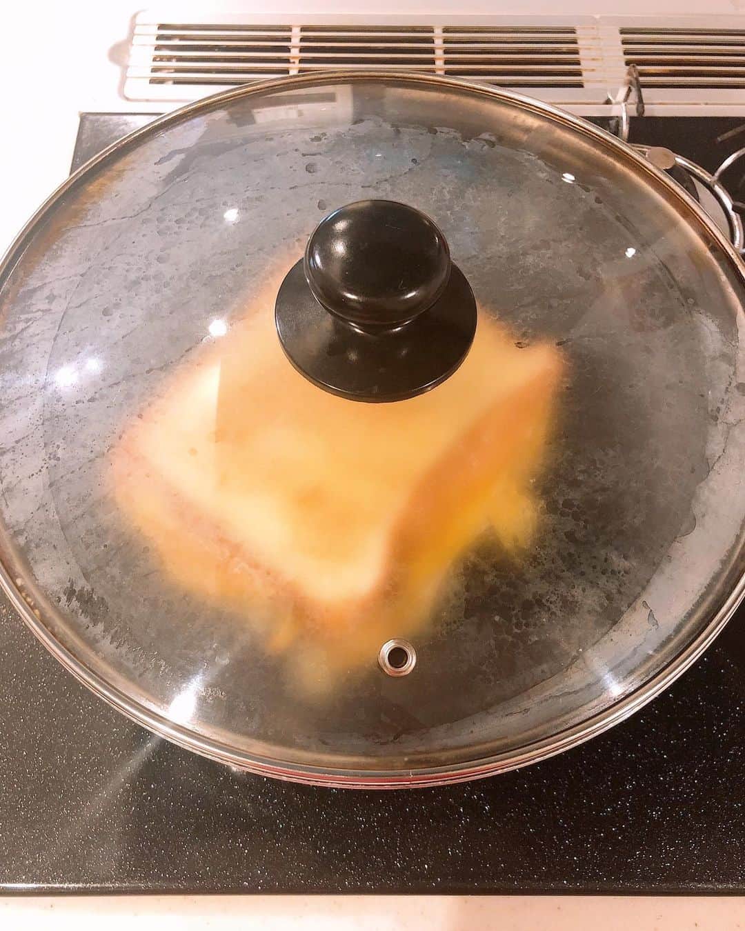 みきママさんのインスタグラム写真 - (みきママInstagram)「【ソッコーホットサンドです！！】  甘い卵液を流したら、パンをのせて、ひっくり返して、ハム、チーズ、マヨをのせて、折り畳んだら、蓋をして蒸し焼きします！！  ソッコーでできて、めちゃんこうまいな。  今日かられんちびと杏ちゃんが学校です！！  二学期スタート〜！！杏ちゃん、ゴムデロデロだな。←なら、直してやれ。  #みきママ　#ソッコー　#ホットサンド」8月24日 9時48分 - mikimama_official