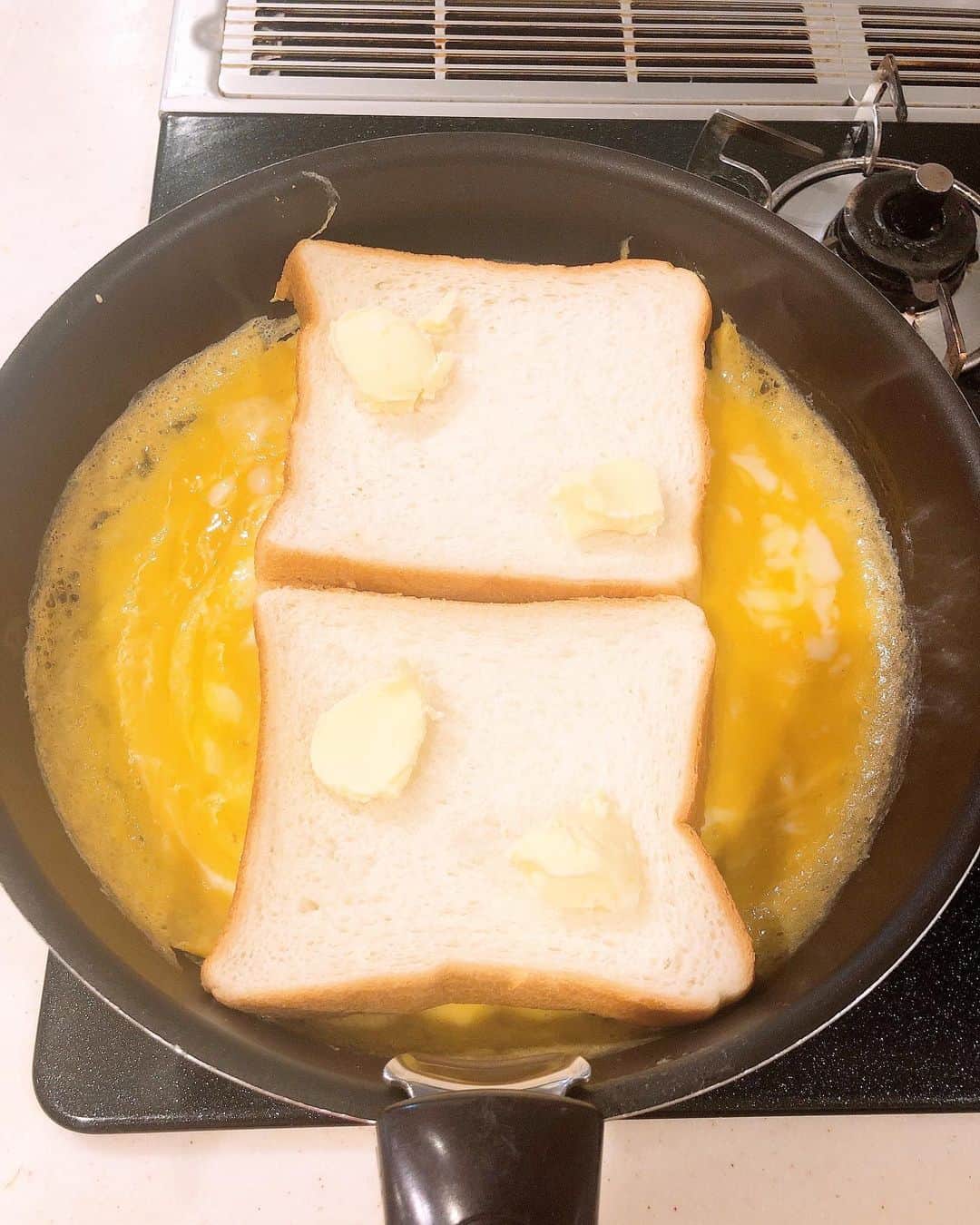 みきママさんのインスタグラム写真 - (みきママInstagram)「【ソッコーホットサンドです！！】  甘い卵液を流したら、パンをのせて、ひっくり返して、ハム、チーズ、マヨをのせて、折り畳んだら、蓋をして蒸し焼きします！！  ソッコーでできて、めちゃんこうまいな。  今日かられんちびと杏ちゃんが学校です！！  二学期スタート〜！！杏ちゃん、ゴムデロデロだな。←なら、直してやれ。  #みきママ　#ソッコー　#ホットサンド」8月24日 9時48分 - mikimama_official