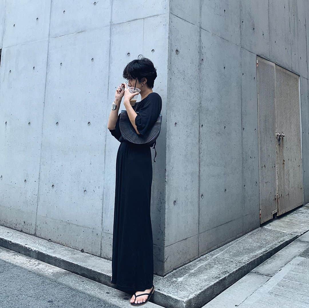nami_kanemotoさんのインスタグラム写真 - (nami_kanemotoInstagram)「ohayo💋珍しくメガネ。ワンピースは新作です！サラッと着れて柔らかい。ビーサンでとことんラフに🐚 #searoomlynn #_searoomlynn_」8月24日 9時51分 - _namikanemoto_