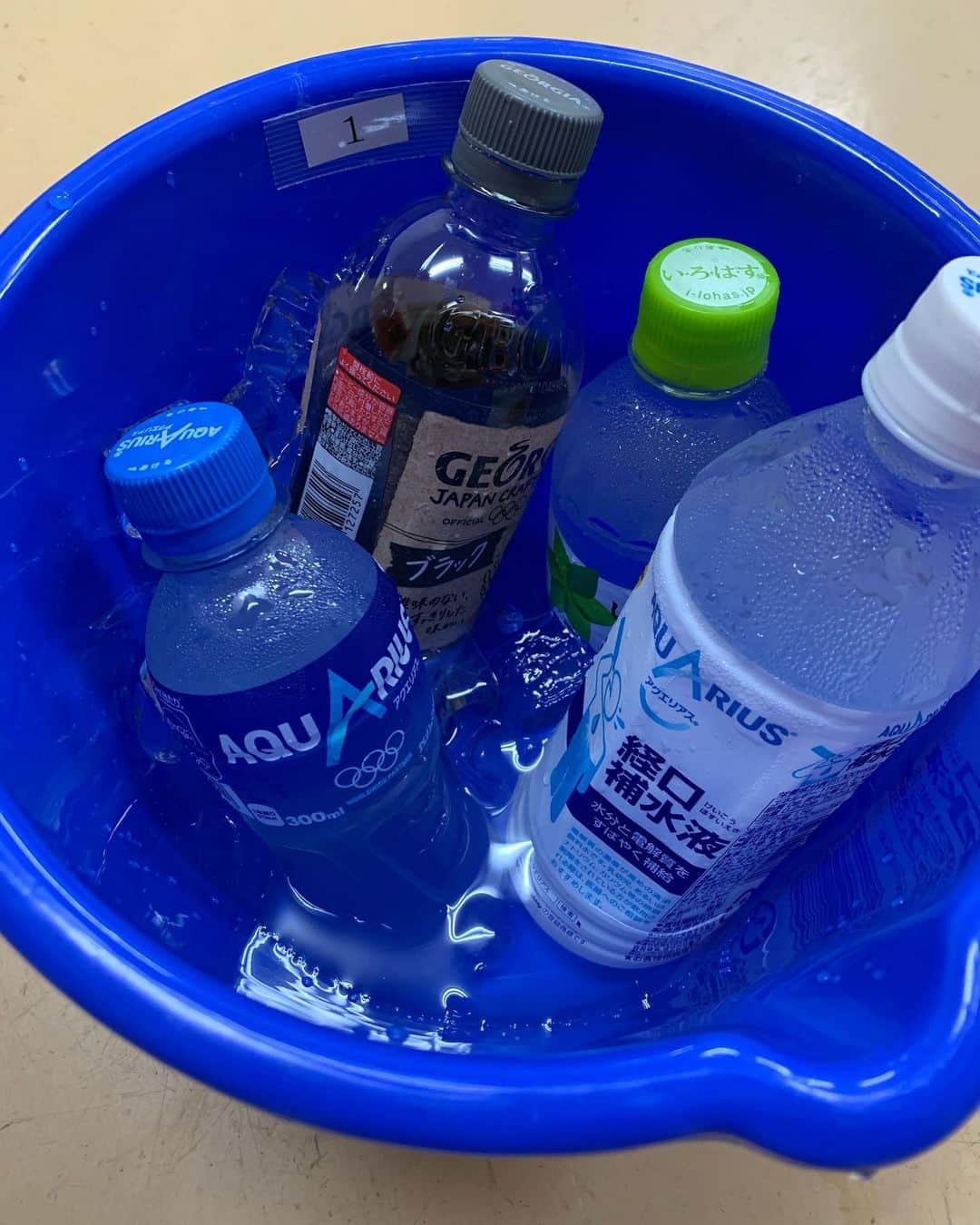 のインスタグラム：「試合の時のロッカーにはこんな感じでドリンクをスタッフが用意してくれてます！ 私は個人的にコーヒーもプラスしてます☕️   #コカコーラ  #アクエリアス  #経口補水液  #いろはす  #ジョージアジャパンクラフトマン  #ブラック  #コーヒー好き」