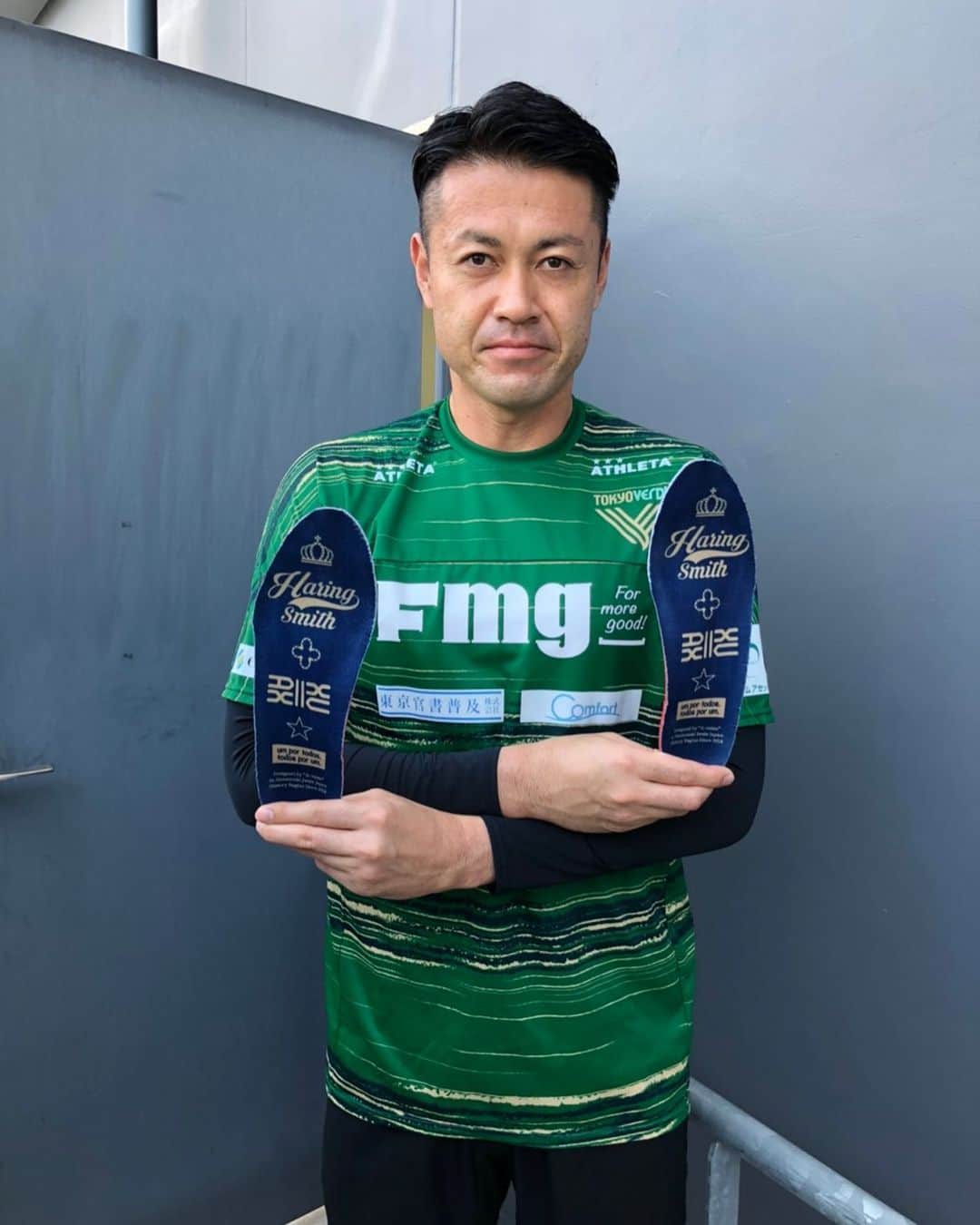 のインスタグラム：「先日の投稿にて真ん中のインソール何！？と聞かれたので少しご紹介を！  ブランド名 #ハーリングスミス 　 #予防できる怪我があるプロジェクト と題して昨年にクラファンにて¥770,000の支援にて12月よりだいだい的に発売が開始されました！  使用者の症状に合わせパッティングと言う手法を用いてバランスを合わせて行くのですが、体験してビックリです！  パッティングをしない状態でもフィット感があり、安定感を感じているのでパッティングが待ち遠しい！！  #クロスサポートメカニズムポーズ　 #柴崎貴広 #東京ヴェルディ #Ｊリーグ #ハーリングスミス #デポイスジャパン #depoisjapan #インソール #haringsmith」
