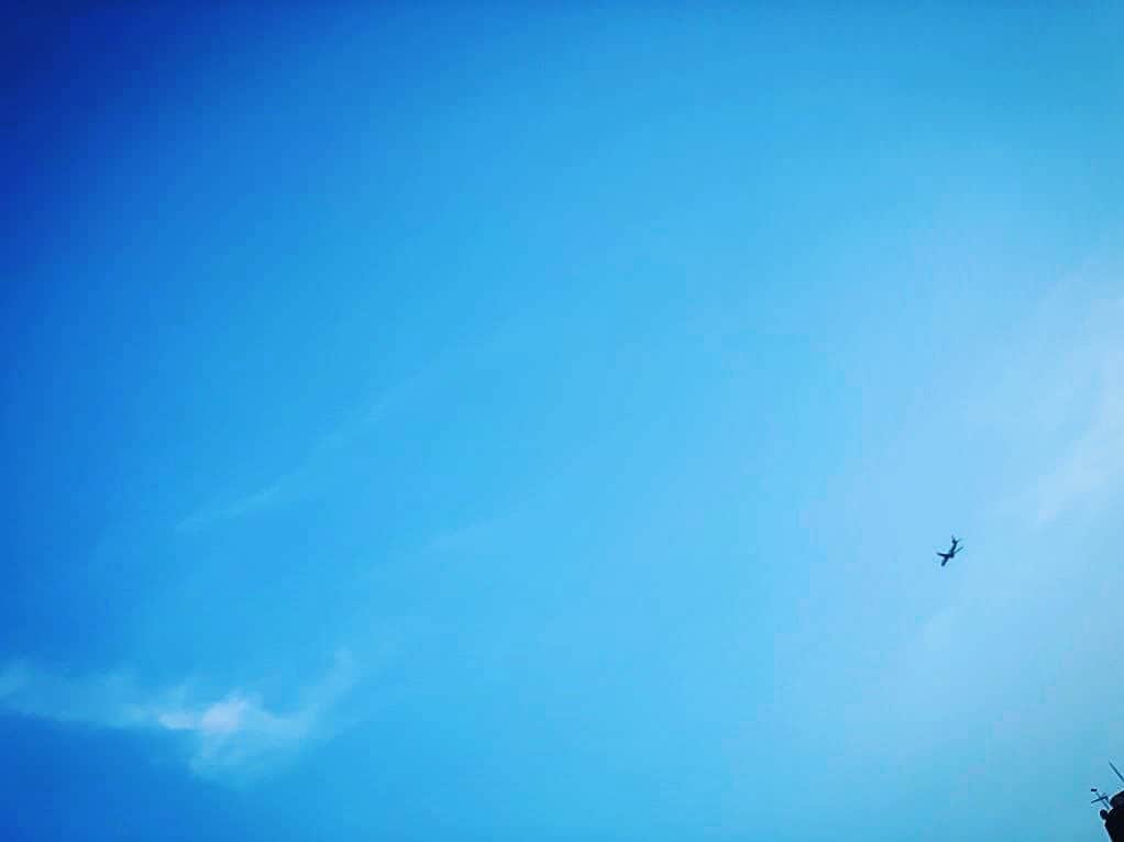 桑名利瑠のインスタグラム：「. . . good morning.... . 空撮ろうと思ったら丁度飛行機✈️ 青空って素敵... . . . #followｍe #followforfollowback #空 #青空 #写真 #ポートレート #ポートレート撮影 #飛行機 #camera #カメラ好き #instafashion #instagood #instalike #instapic #selfie #l4l #夏空 #天気 #東京 #japan #photooftheday #photo #summer #2020 #撮るを楽しむ #goodmorning #happy #散歩 #散歩日和」