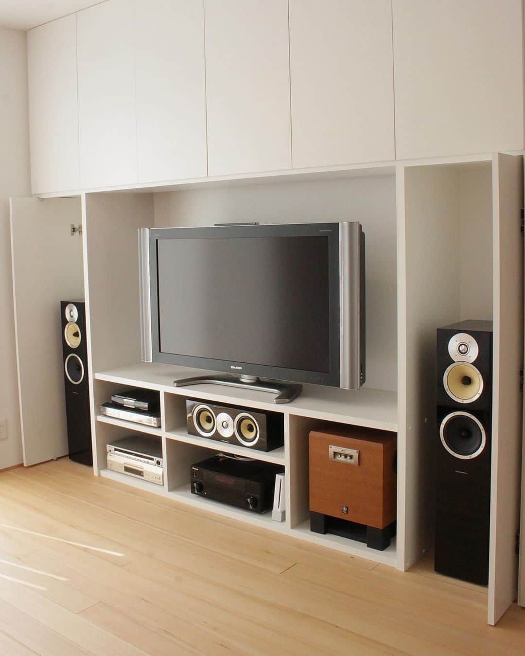 homelife 夢を叶える暮らし方のインスタグラム：「【造作テレビボード】 . . 造作のテレビボードがあると、お部屋がスッキリします！ 本格的なスピーカーも、普段は棚の中にしまっておけるので、インテリアの邪魔になりませんね(^^)/ リビングに必須なオーディオ機器の収納にピッタリな造作棚です☆ . こちらのアカウントではホームライフのお施主様の施工写真を投稿しています。 その他の施工写真は、 @homelife_gallery のURLからご覧いただけます。 . 家づくりの資料請求はコチラから @homelife_shiryou . . #テレビボード #造作テレビボード ＃造作家具 #造作棚 #テレビ #スピーカー #オーディオ #シアタールーム #目隠し収納 #収納 #大型テレビ #マイホーム #夢のマイホーム #間取り #シンプルな暮らし #暮らしを楽しむ #注文住宅 #自由設計 #デザイン住宅 #リノベ #リフォーム #全国にいい家を #コラボハウスとコラボ #建築士と建てる #myhome #homelife_京都 #homelife_大阪 #homelife_兵庫 #ホームライフ #ホームライフ100 #アーキホームライフ」