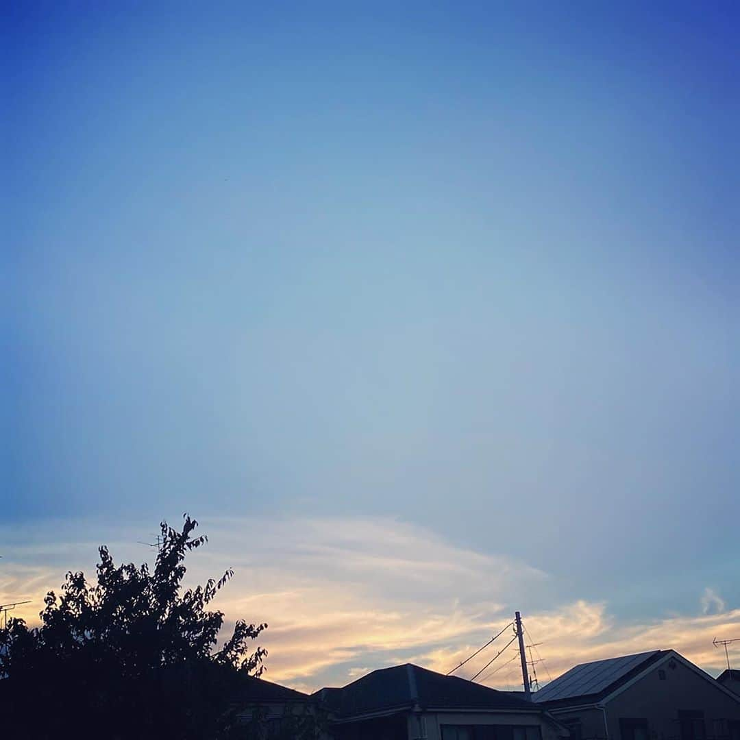 徳永有美さんのインスタグラム写真 - (徳永有美Instagram)「おはようございます！写真は昨日の夕暮れです。やんわりと日曜が終わり、今日は夏らしい一日☀️元気にいきましょー。  今日から学校が始まったご家庭もありますかね？我が家は久しぶりの学校で、子供はワクワク。親はお弁当やら忘れ物ないかとか色んなことをやかましく注意したりでそわそわ笑。子供は元気がイチバンですね。二学期、最後まで安心して元気に子供たちが学校へ行けますように。 夏バテ、マスク疲れ、気をつけていきましょうね。 8月も最後の週です。 今夜も報道ステーション、よろしくお願いします。  #報道ステーション  #徳永有美 #夏ももうすぐ終わりかな #気持ち晴れやかに #がんばろう #今夜も宜しくお願いします」8月24日 10時24分 - yumi_tokunaga.official